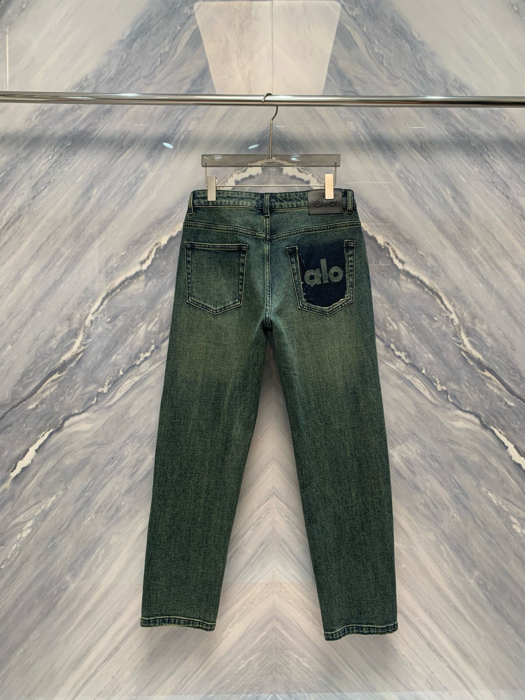  
AIO专柜同步发售的早秋新品男士牛仔裤，以其精致的细节和卓越的品质，成为了时尚界的焦点。首先，牛仔裤