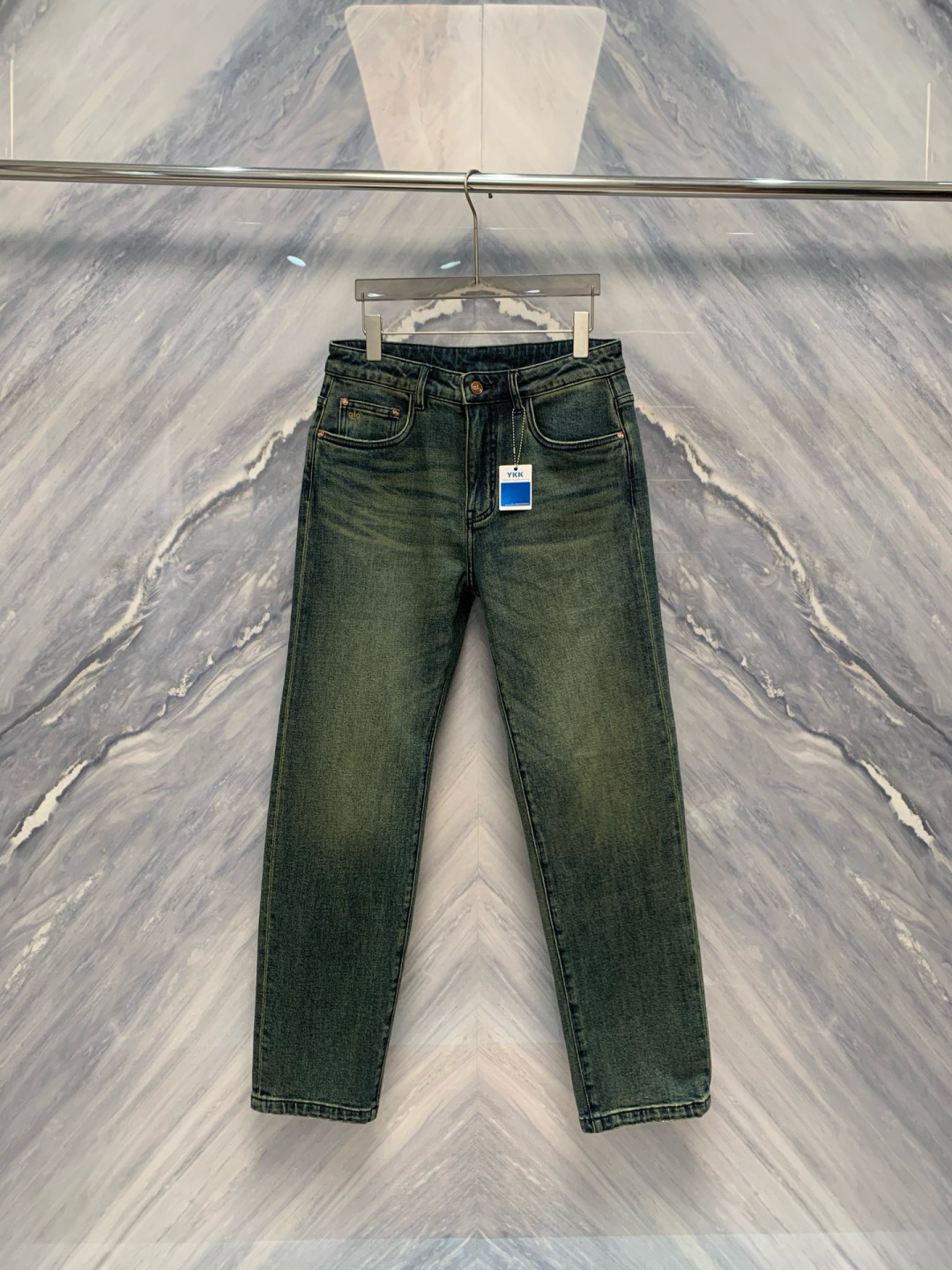  
AIO专柜同步发售的早秋新品男士牛仔裤，以其精致的细节和卓越的品质，成为了时尚界的焦点。首先，牛仔裤