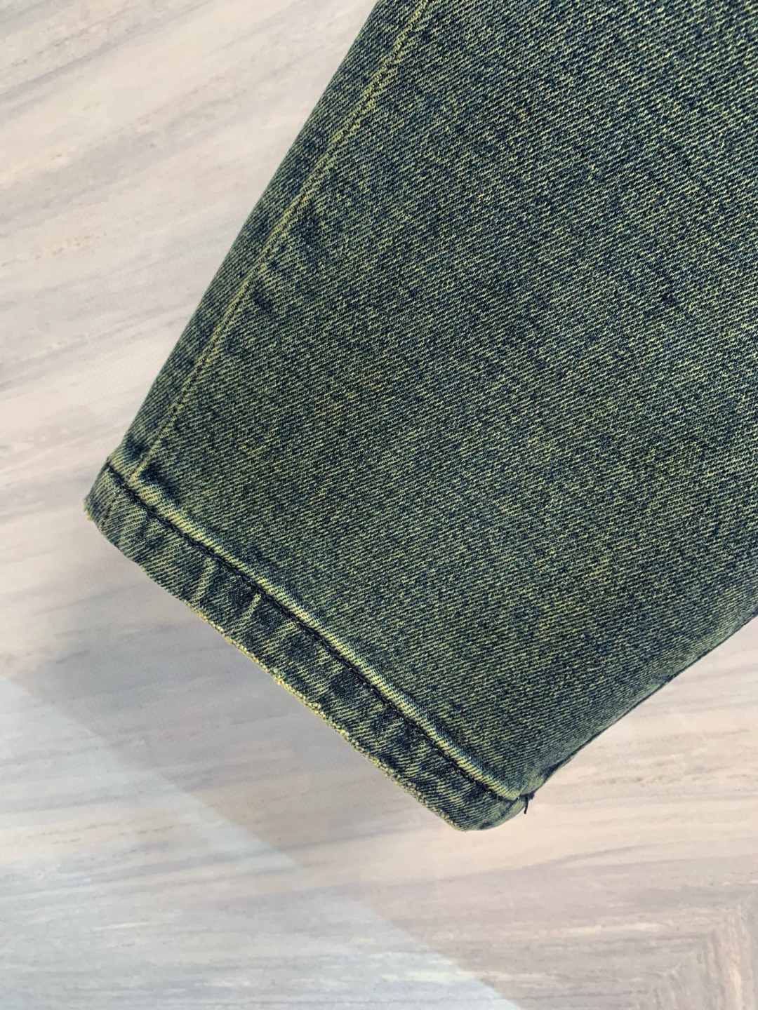  
AIO专柜同步发售的早秋新品男士牛仔裤，以其精致的细节和卓越的品质，成为了时尚界的焦点。首先，牛仔裤