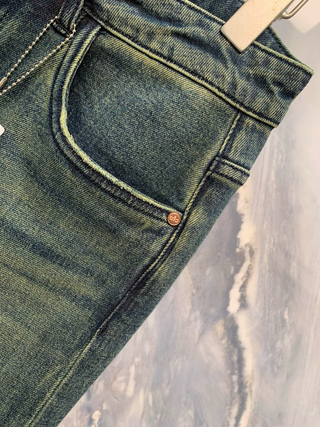  
AIO专柜同步发售的早秋新品男士牛仔裤，以其精致的细节和卓越的品质，成为了时尚界的焦点。首先，牛仔裤