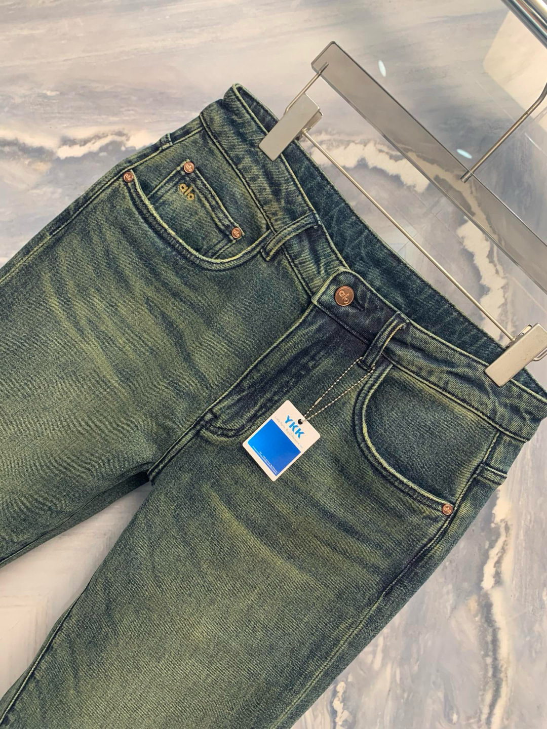  
AIO专柜同步发售的早秋新品男士牛仔裤，以其精致的细节和卓越的品质，成为了时尚界的焦点。首先，牛仔裤