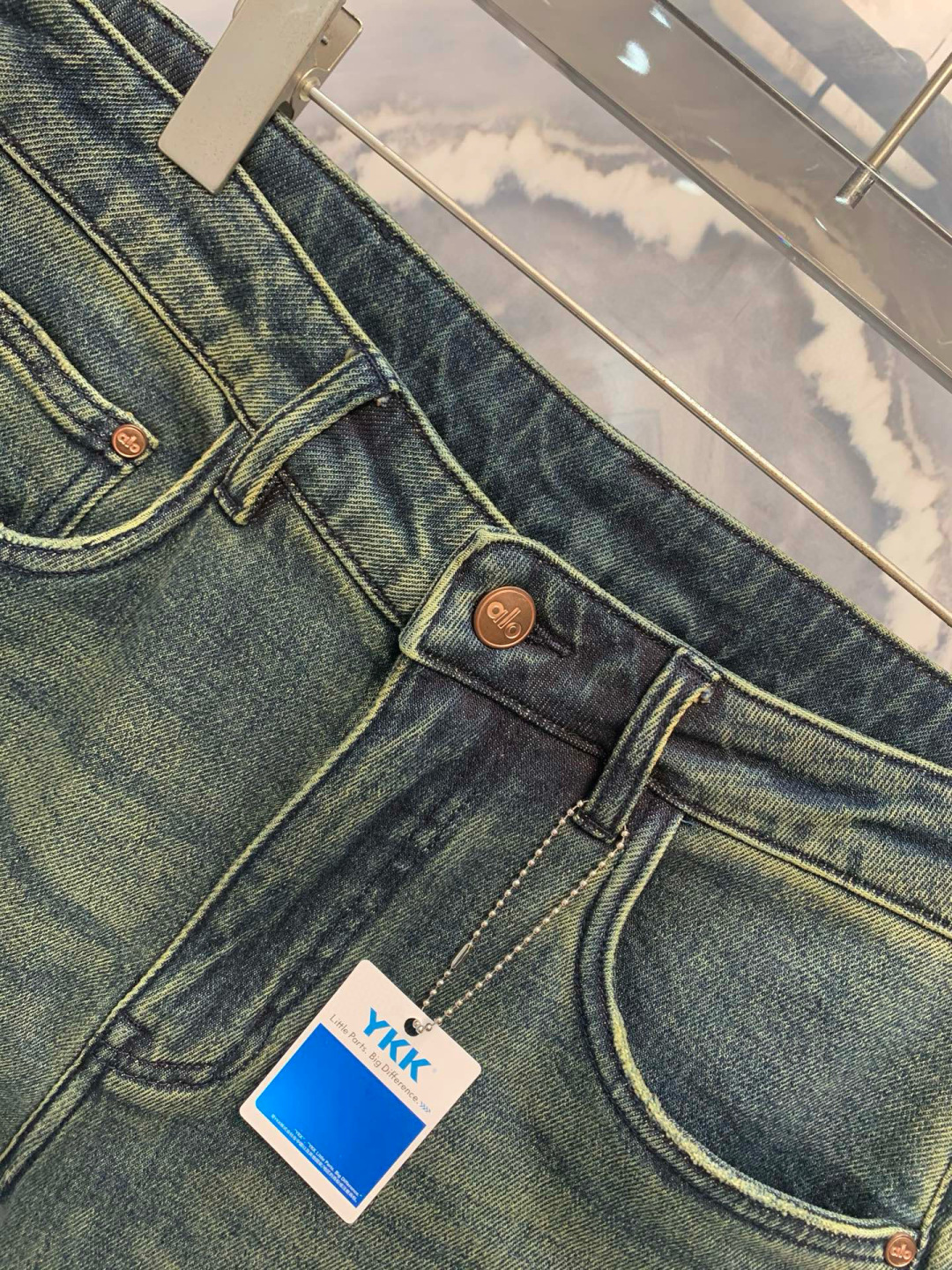  
AIO专柜同步发售的早秋新品男士牛仔裤，以其精致的细节和卓越的品质，成为了时尚界的焦点。首先，牛仔裤