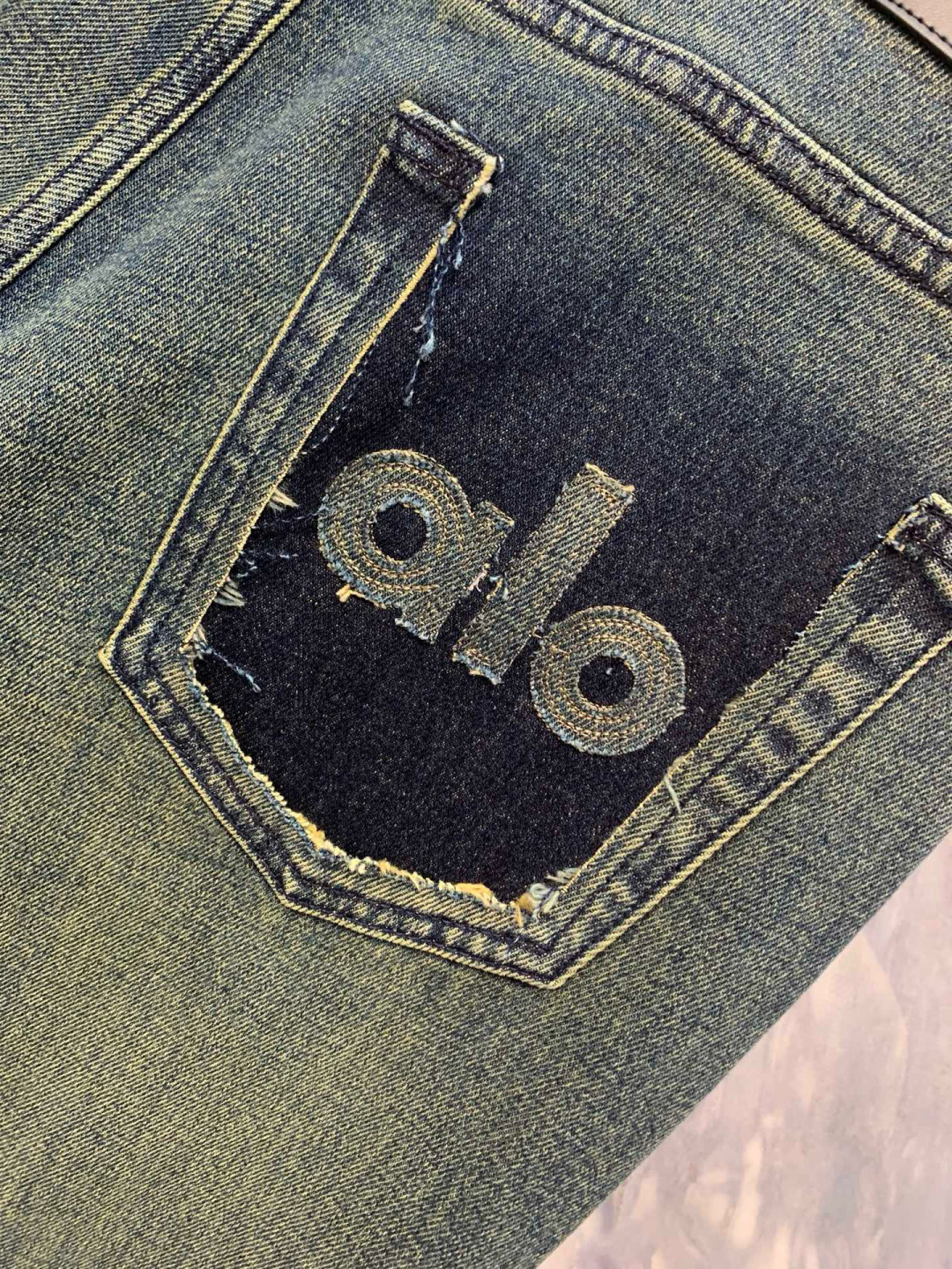  
AIO专柜同步发售的早秋新品男士牛仔裤，以其精致的细节和卓越的品质，成为了时尚界的焦点。首先，牛仔裤