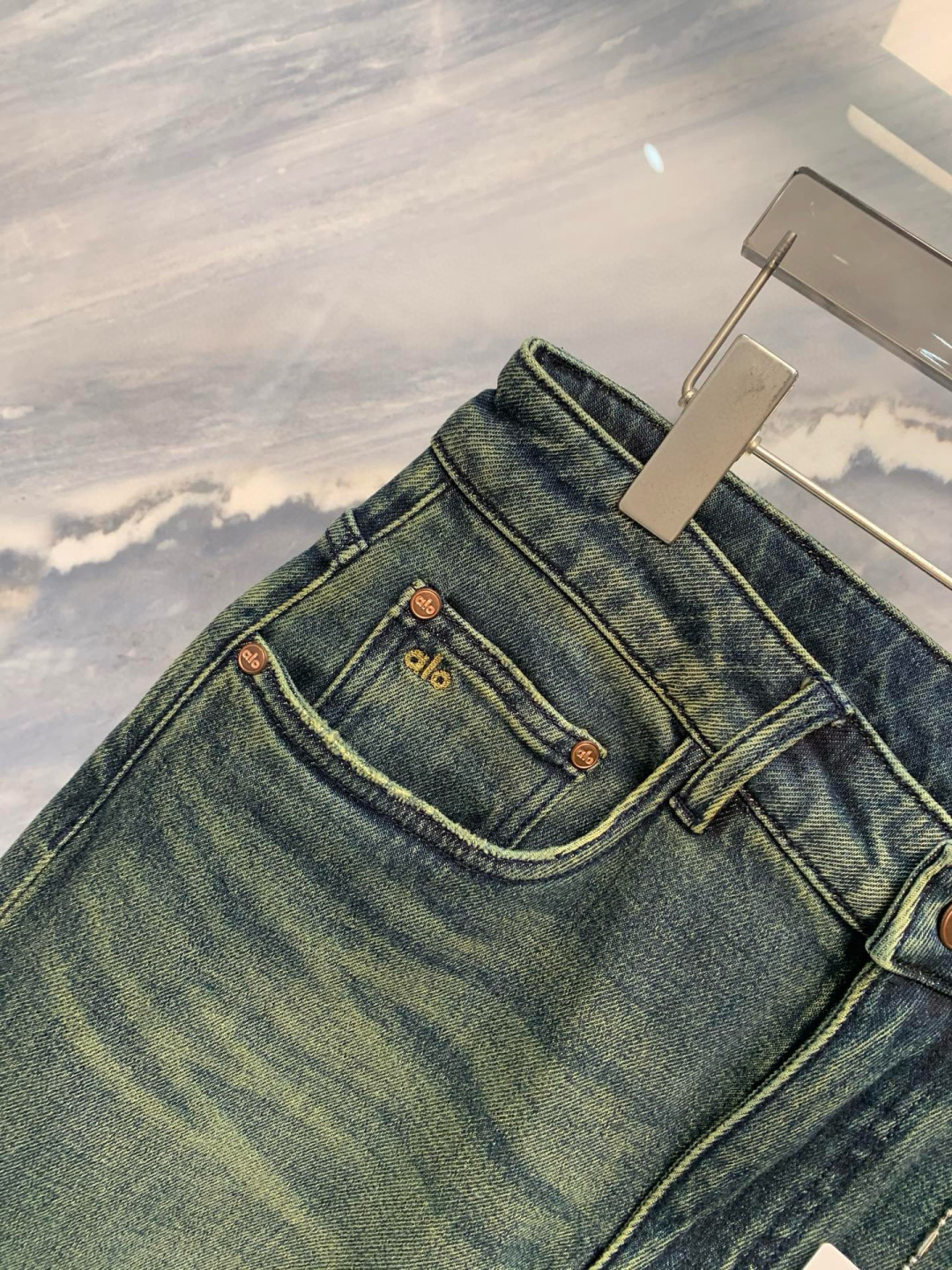  
AIO专柜同步发售的早秋新品男士牛仔裤，以其精致的细节和卓越的品质，成为了时尚界的焦点。首先，牛仔裤