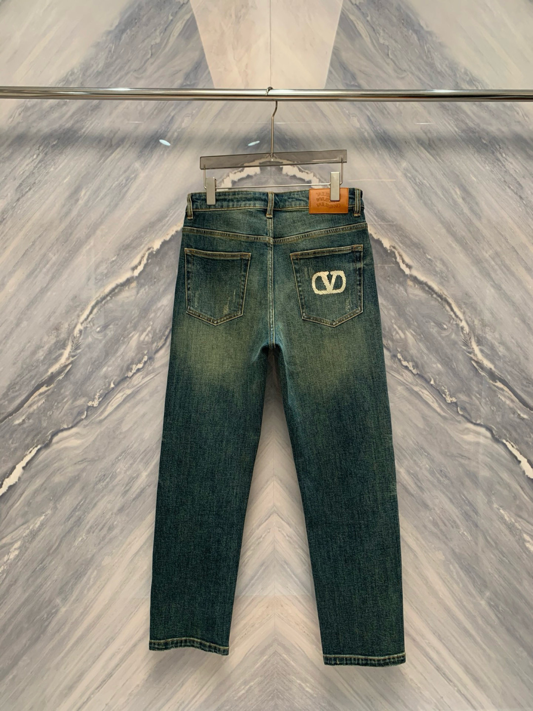  
华伦家男士早秋新品水洗蓝色直筒万针刺绣logo牛仔裤，以其精致的细节和高级质感，在众多牛仔裤中脱颖而