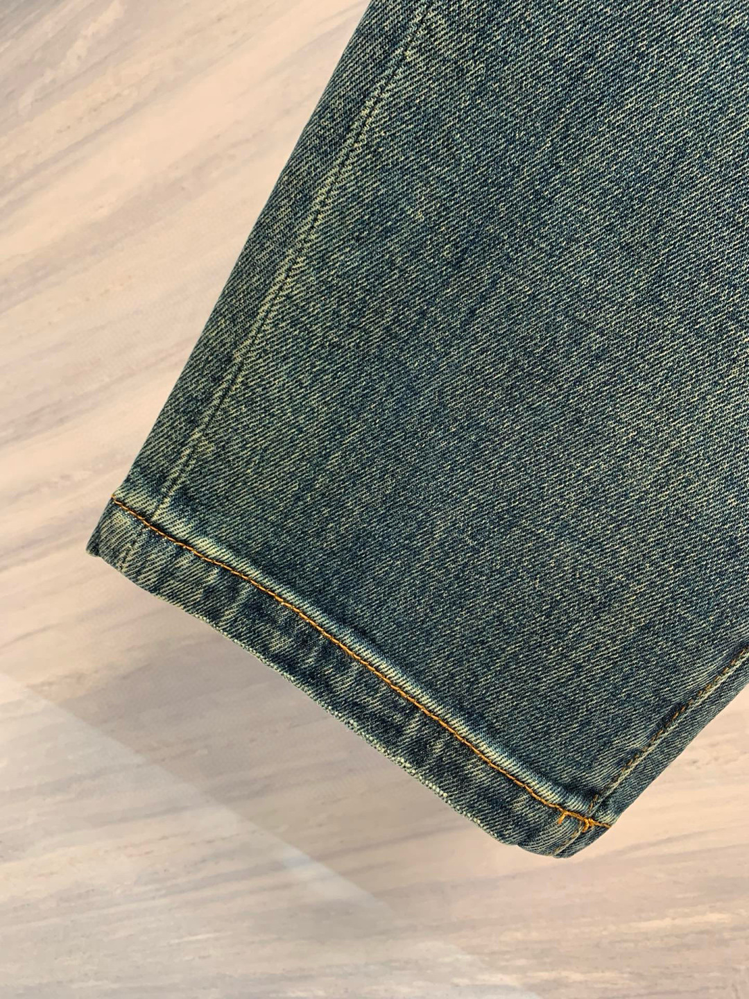  
华伦家男士早秋新品水洗蓝色直筒万针刺绣logo牛仔裤，以其精致的细节和高级质感，在众多牛仔裤中脱颖而