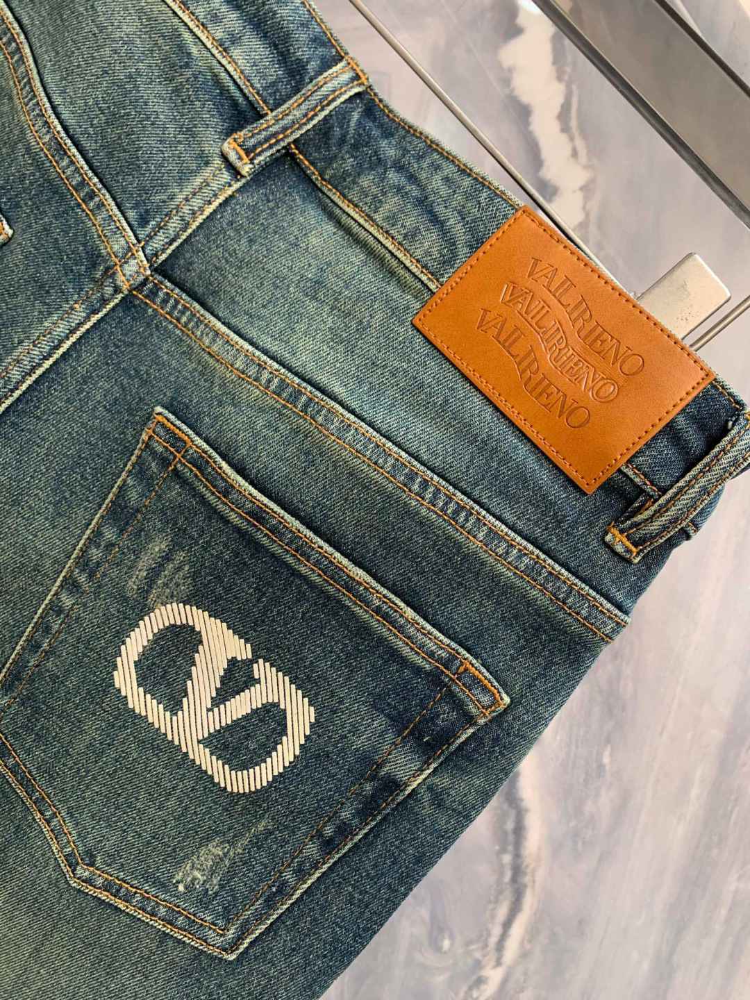  
华伦家男士早秋新品水洗蓝色直筒万针刺绣logo牛仔裤，以其精致的细节和高级质感，在众多牛仔裤中脱颖而