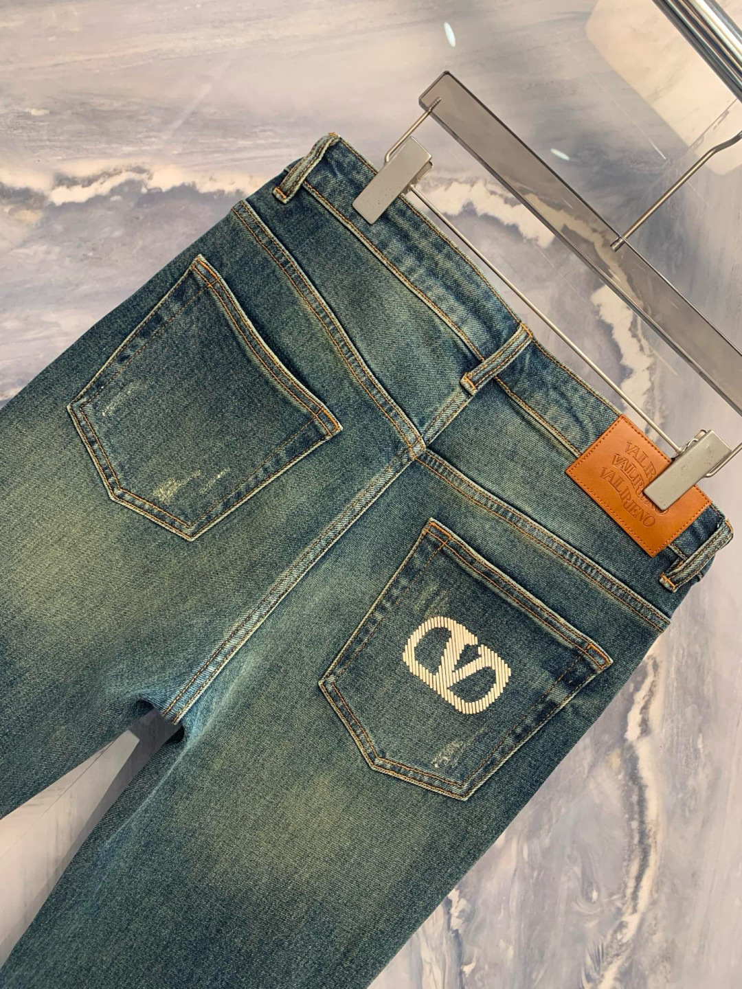  
华伦家男士早秋新品水洗蓝色直筒万针刺绣logo牛仔裤，以其精致的细节和高级质感，在众多牛仔裤中脱颖而