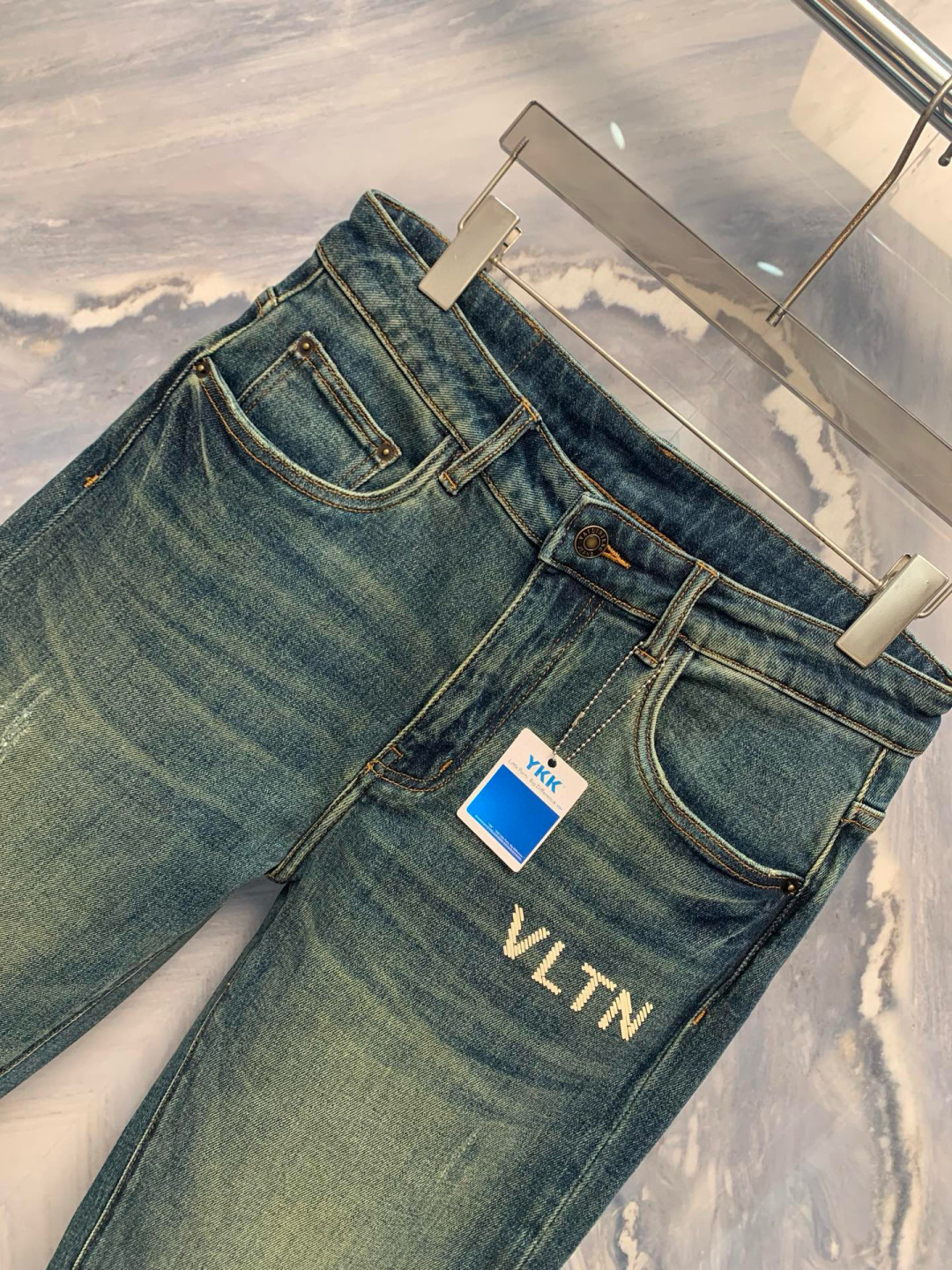  
华伦家男士早秋新品水洗蓝色直筒万针刺绣logo牛仔裤，以其精致的细节和高级质感，在众多牛仔裤中脱颖而