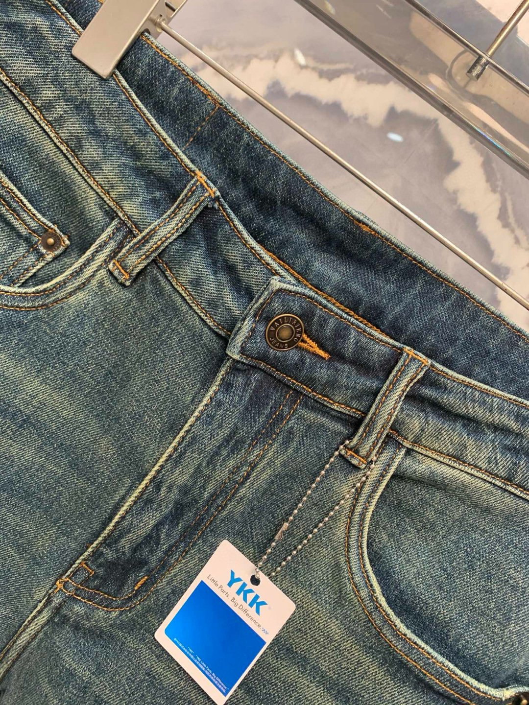  
华伦家男士早秋新品水洗蓝色直筒万针刺绣logo牛仔裤，以其精致的细节和高级质感，在众多牛仔裤中脱颖而