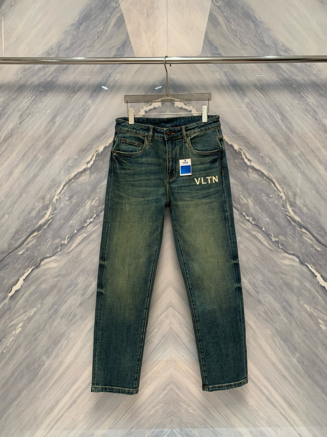  
华伦家男士早秋新品水洗蓝色直筒万针刺绣logo牛仔裤，以其精致的细节和高级质感，在众多牛仔裤中脱颖而