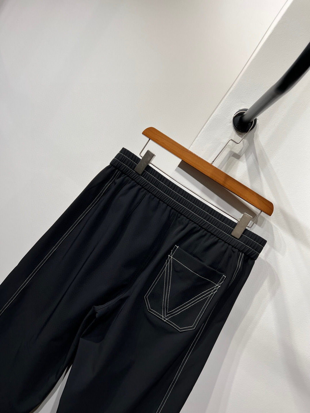 
罕见的直筒长裤…2025秋冬BV 工装明线直筒长裤～～打造时尚少年感好物！代工厂出品。订织科技面料，日