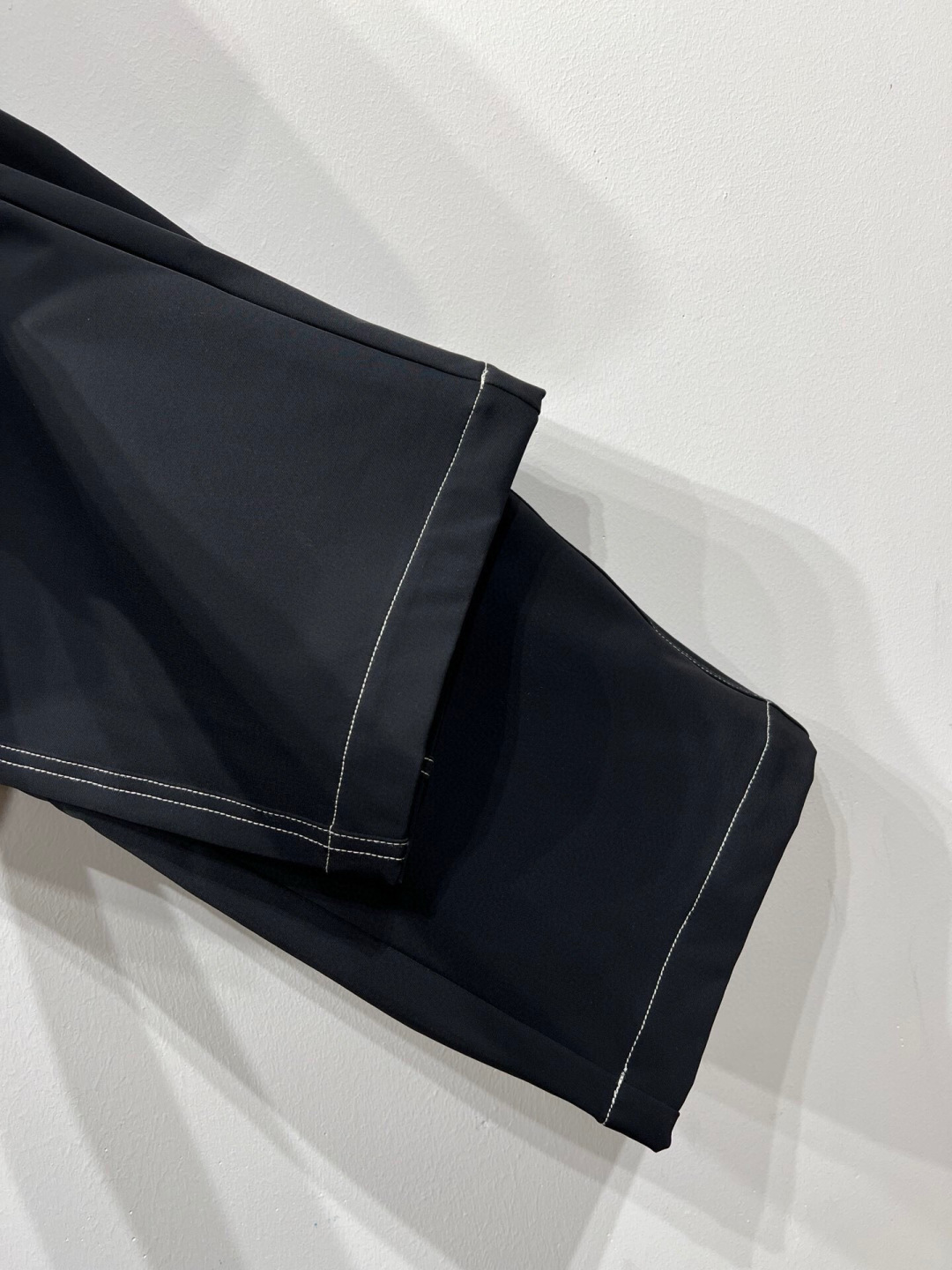 
罕见的直筒长裤…2025秋冬BV 工装明线直筒长裤～～打造时尚少年感好物！代工厂出品。订织科技面料，日