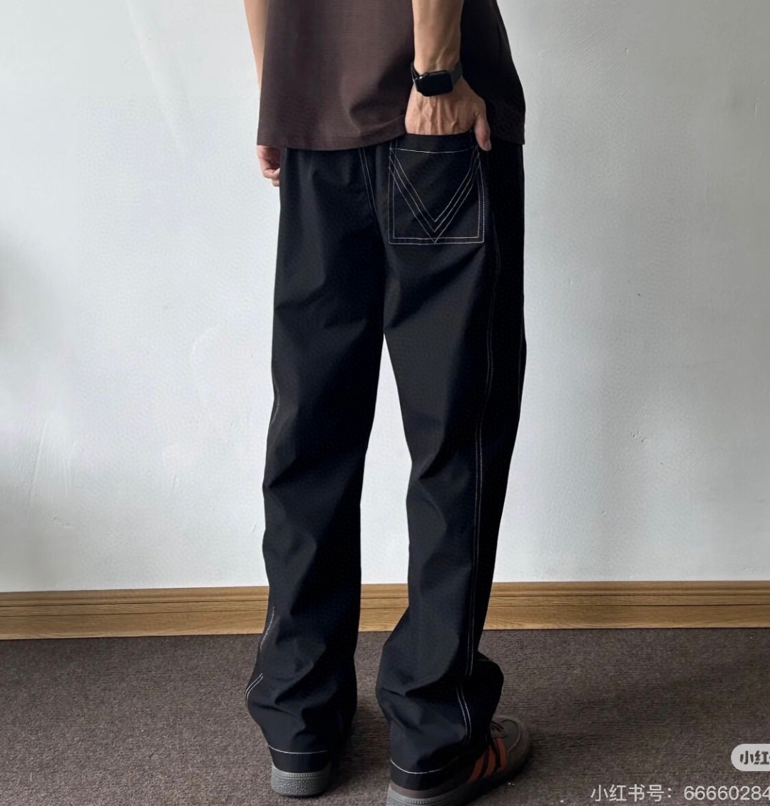 
罕见的直筒长裤…2025秋冬BV 工装明线直筒长裤～～打造时尚少年感好物！代工厂出品。订织科技面料，日