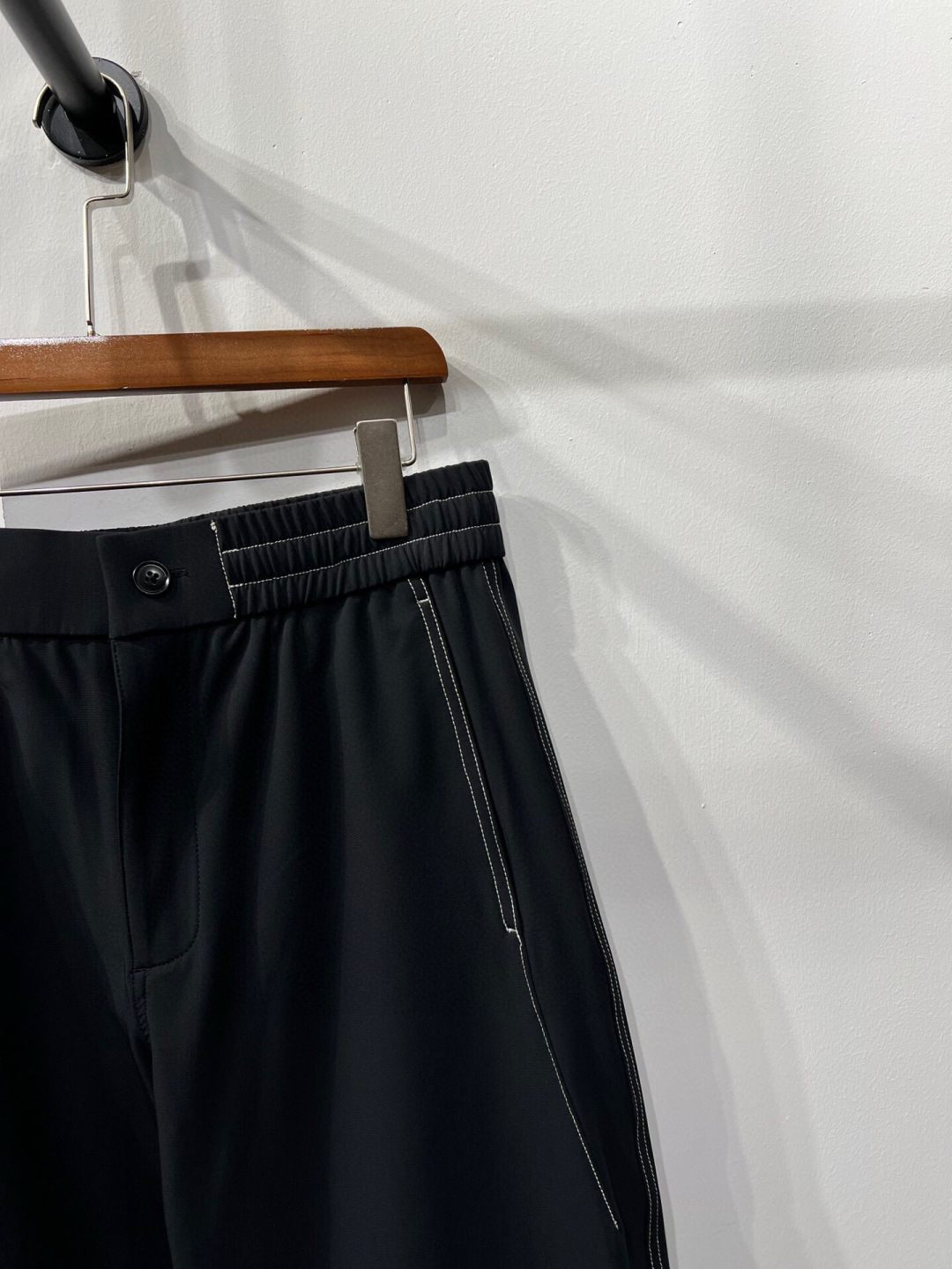 
罕见的直筒长裤…2025秋冬BV 工装明线直筒长裤～～打造时尚少年感好物！代工厂出品。订织科技面料，日