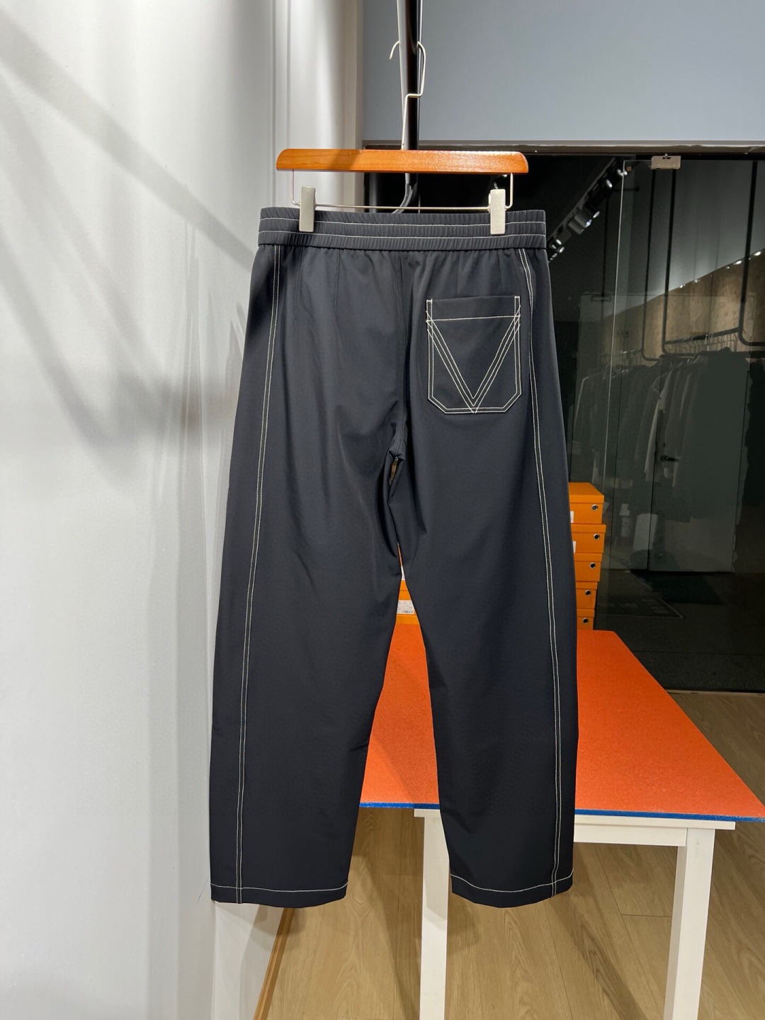 
罕见的直筒长裤…2025秋冬BV 工装明线直筒长裤～～打造时尚少年感好物！代工厂出品。订织科技面料，日