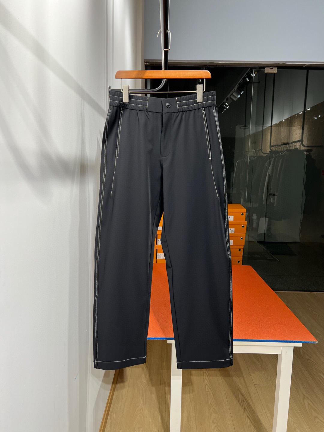 
罕见的直筒长裤…2025秋冬BV 工装明线直筒长裤～～打造时尚少年感好物！代工厂出品。订织科技面料，日