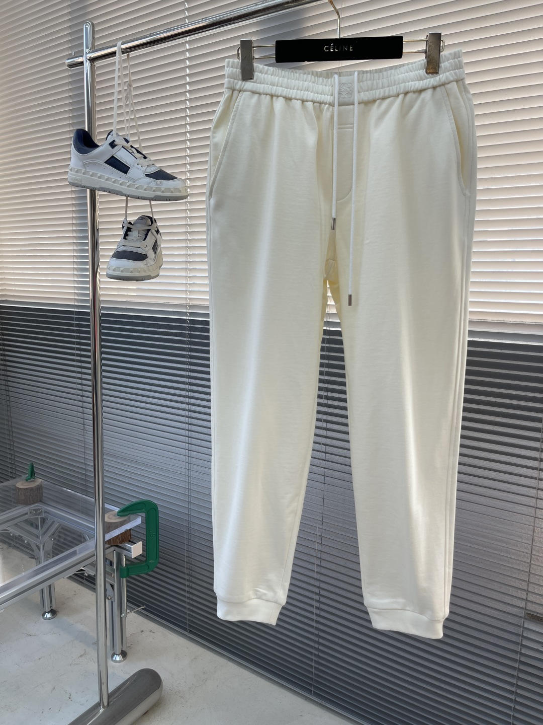 
LOEW 25fw阔腿直筒休闲系列

尺码：M-3XL 
版型：阔腿直筒休闲裤
工艺：小卫衣类 腰头做