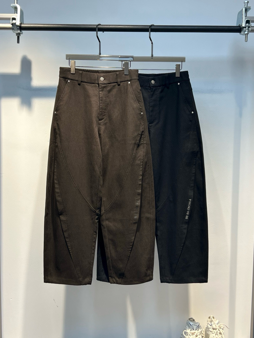 
2025秋冬新品
巴黎世家阔腿裤
M-3XL