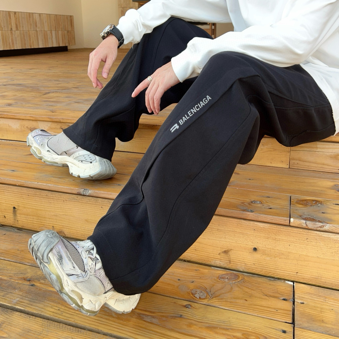 
2025秋冬新品
巴黎世家阔腿裤
M-3XL