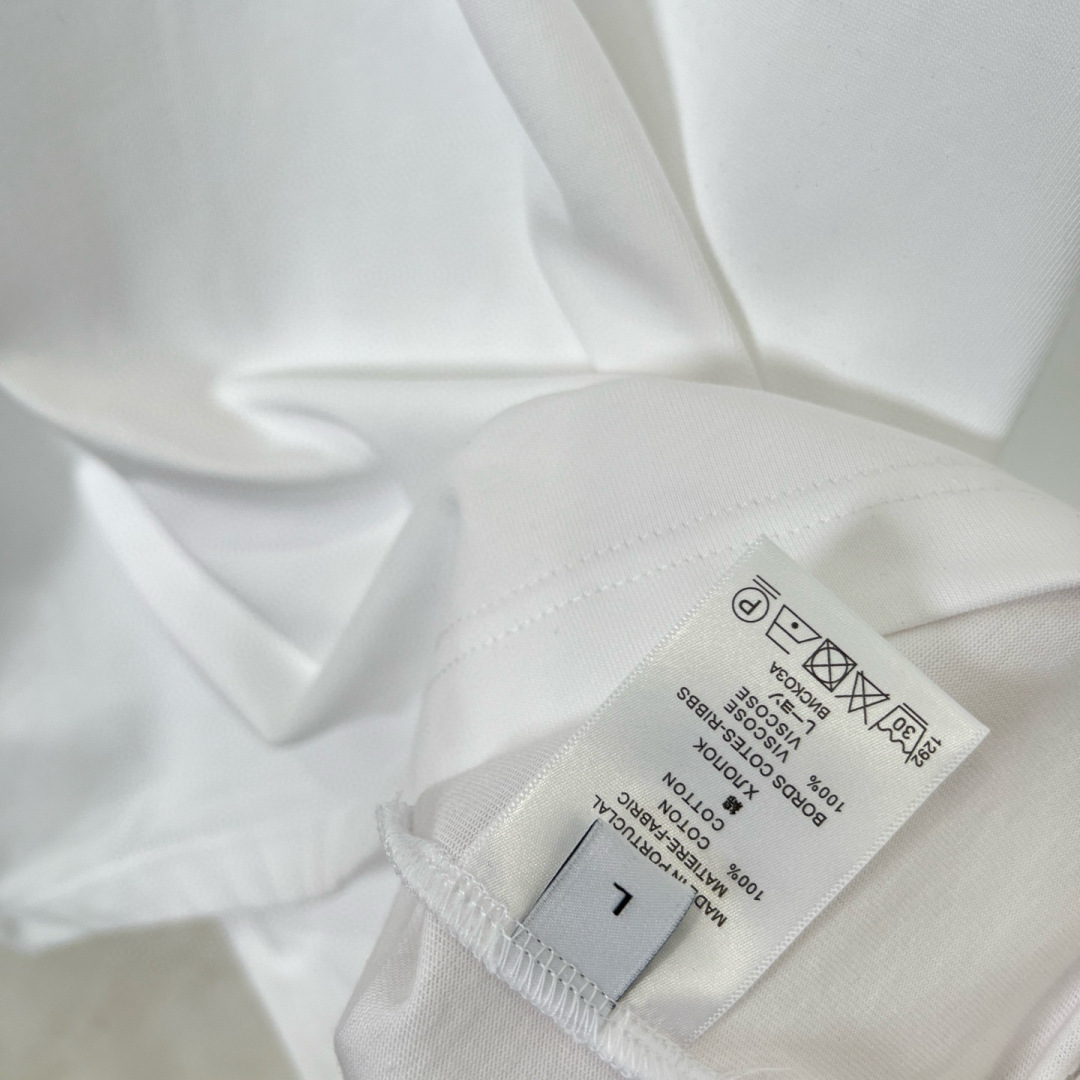  
克罗家夏季新款T恤来咯😍！刺绣梵文logo大牌感十足，满满潮流感。纯棉面料，透气亲肤，宽松版型不挑身