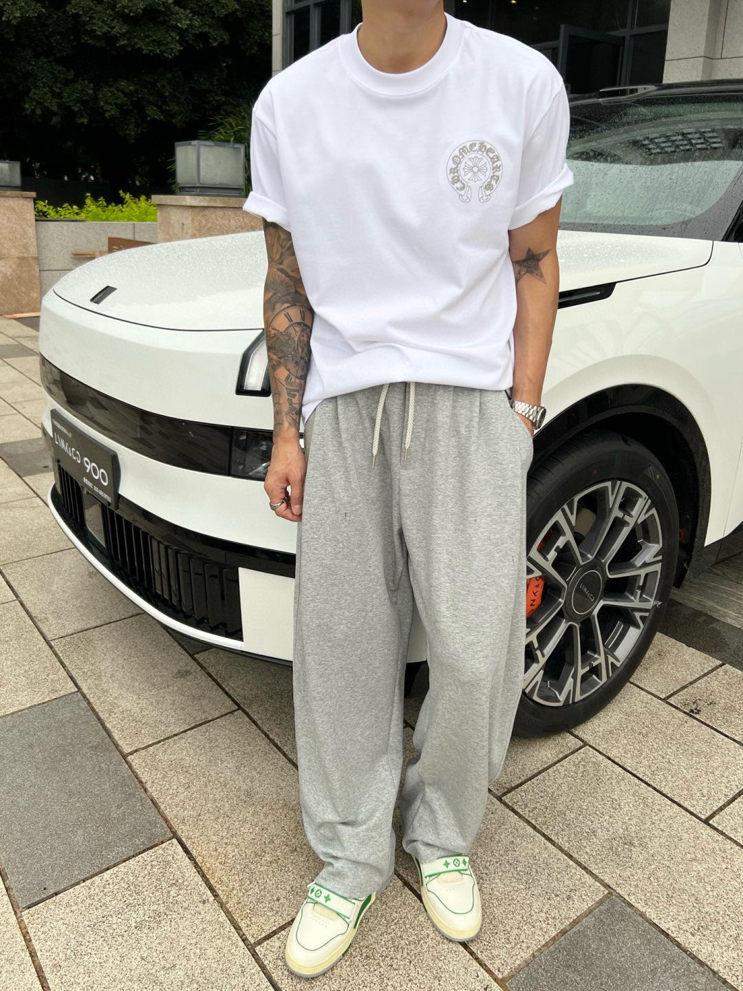  
克罗家夏季新款T恤来咯😍！刺绣梵文logo大牌感十足，满满潮流感。纯棉面料，透气亲肤，宽松版型不挑身