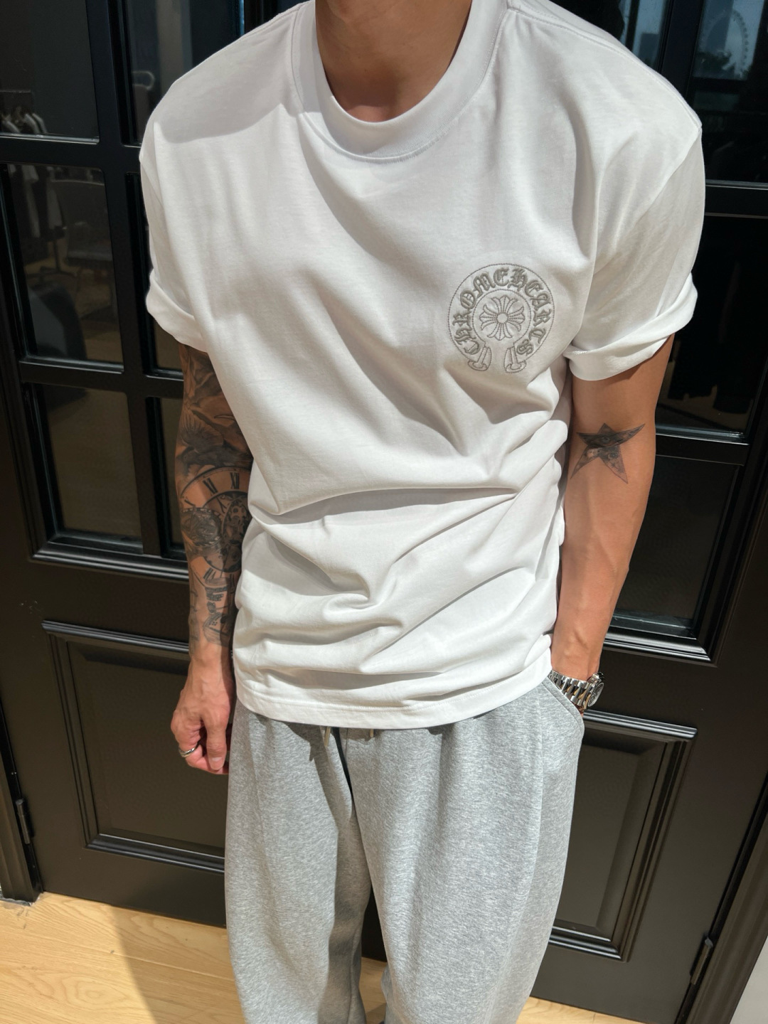  
克罗家夏季新款T恤来咯😍！刺绣梵文logo大牌感十足，满满潮流感。纯棉面料，透气亲肤，宽松版型不挑身