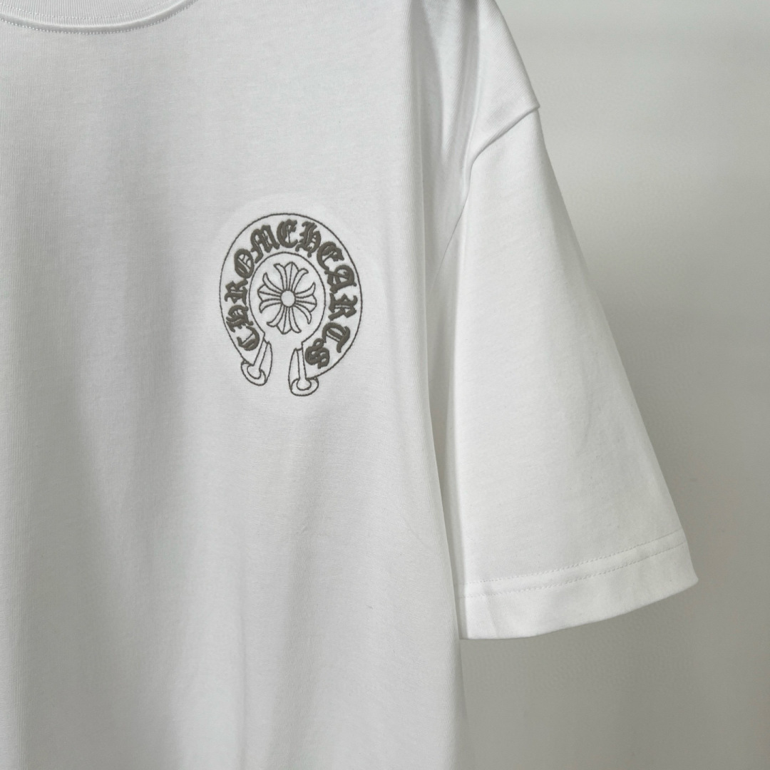  
克罗家夏季新款T恤来咯😍！刺绣梵文logo大牌感十足，满满潮流感。纯棉面料，透气亲肤，宽松版型不挑身