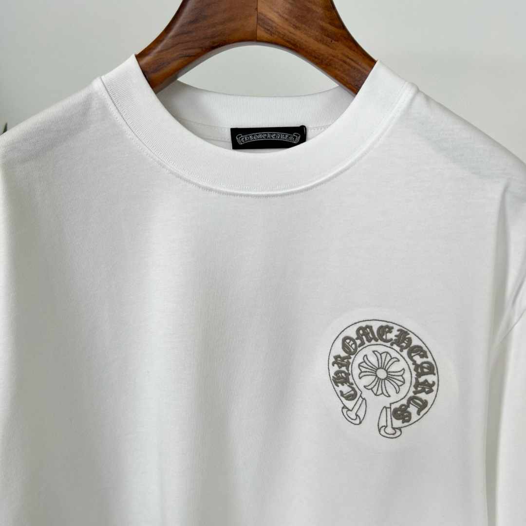  
克罗家夏季新款T恤来咯😍！刺绣梵文logo大牌感十足，满满潮流感。纯棉面料，透气亲肤，宽松版型不挑身