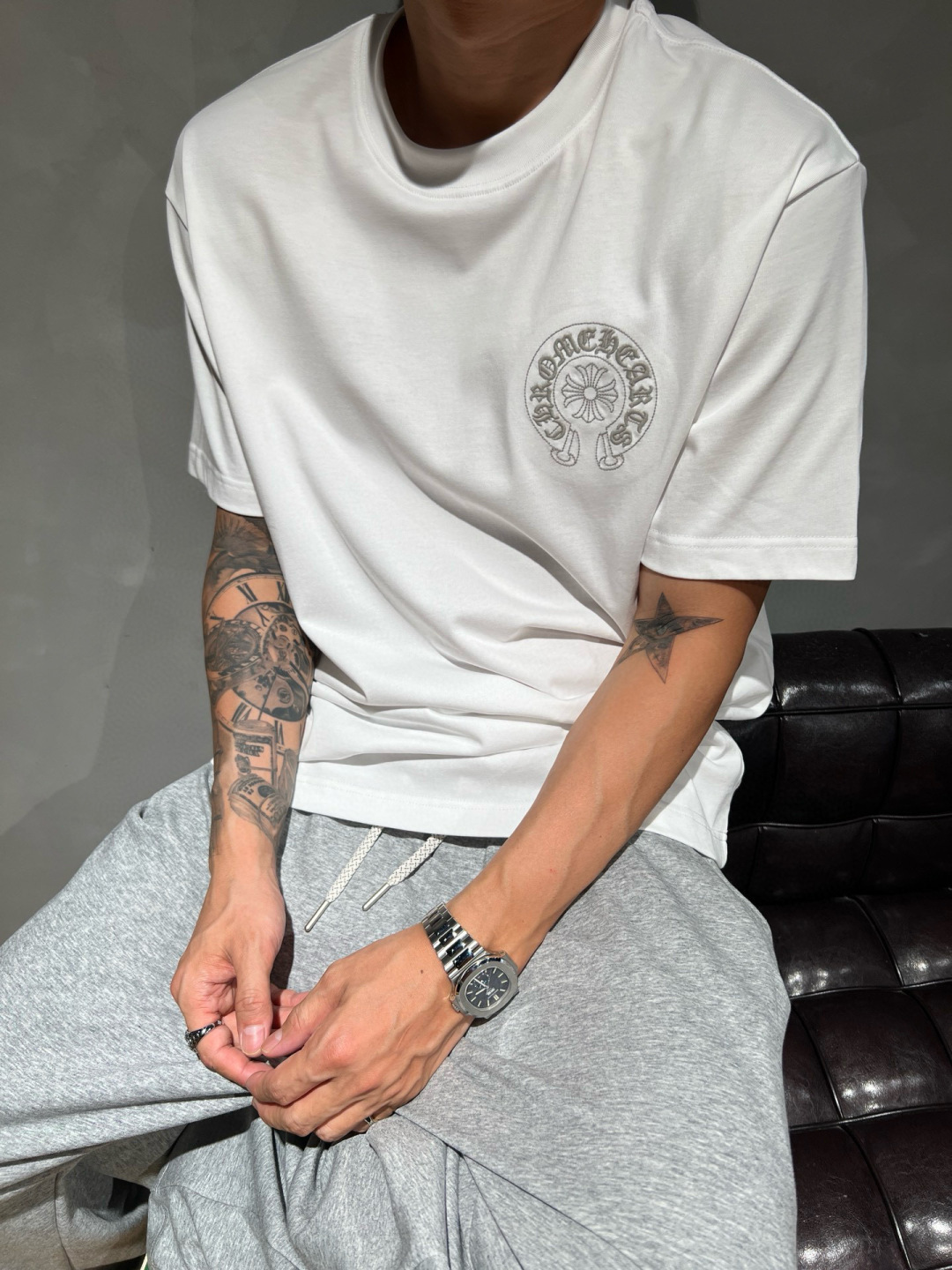  
克罗家夏季新款T恤来咯😍！刺绣梵文logo大牌感十足，满满潮流感。纯棉面料，透气亲肤，宽松版型不挑身