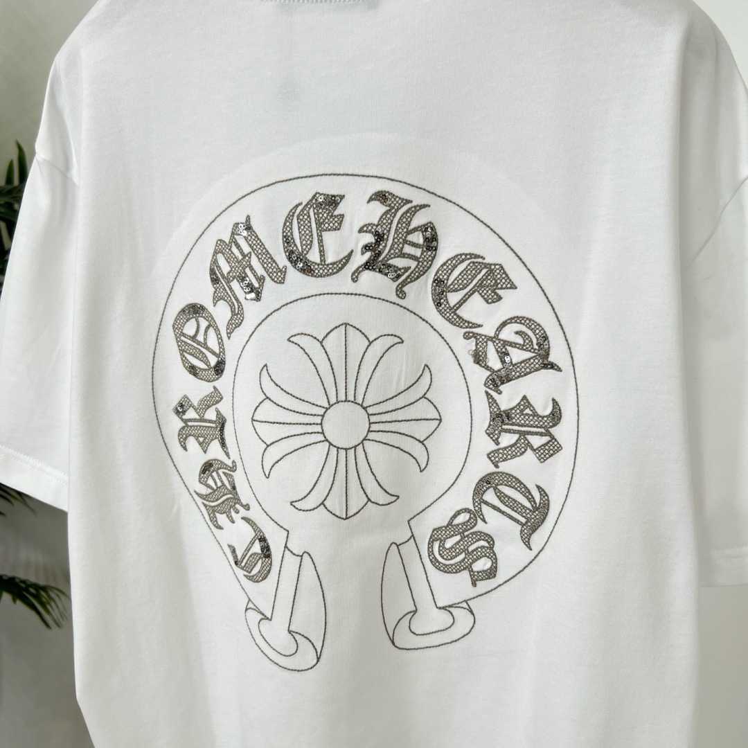  
克罗家夏季新款T恤来咯😍！刺绣梵文logo大牌感十足，满满潮流感。纯棉面料，透气亲肤，宽松版型不挑身