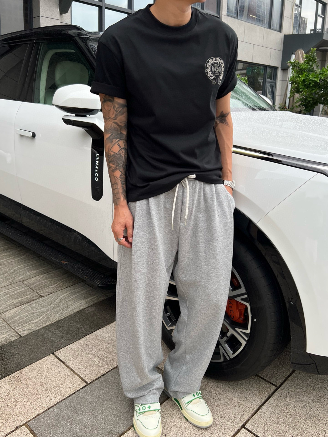  
克罗家夏季新款T恤来咯😍！刺绣梵文logo大牌感十足，满满潮流感。纯棉面料，透气亲肤，宽松版型不挑身