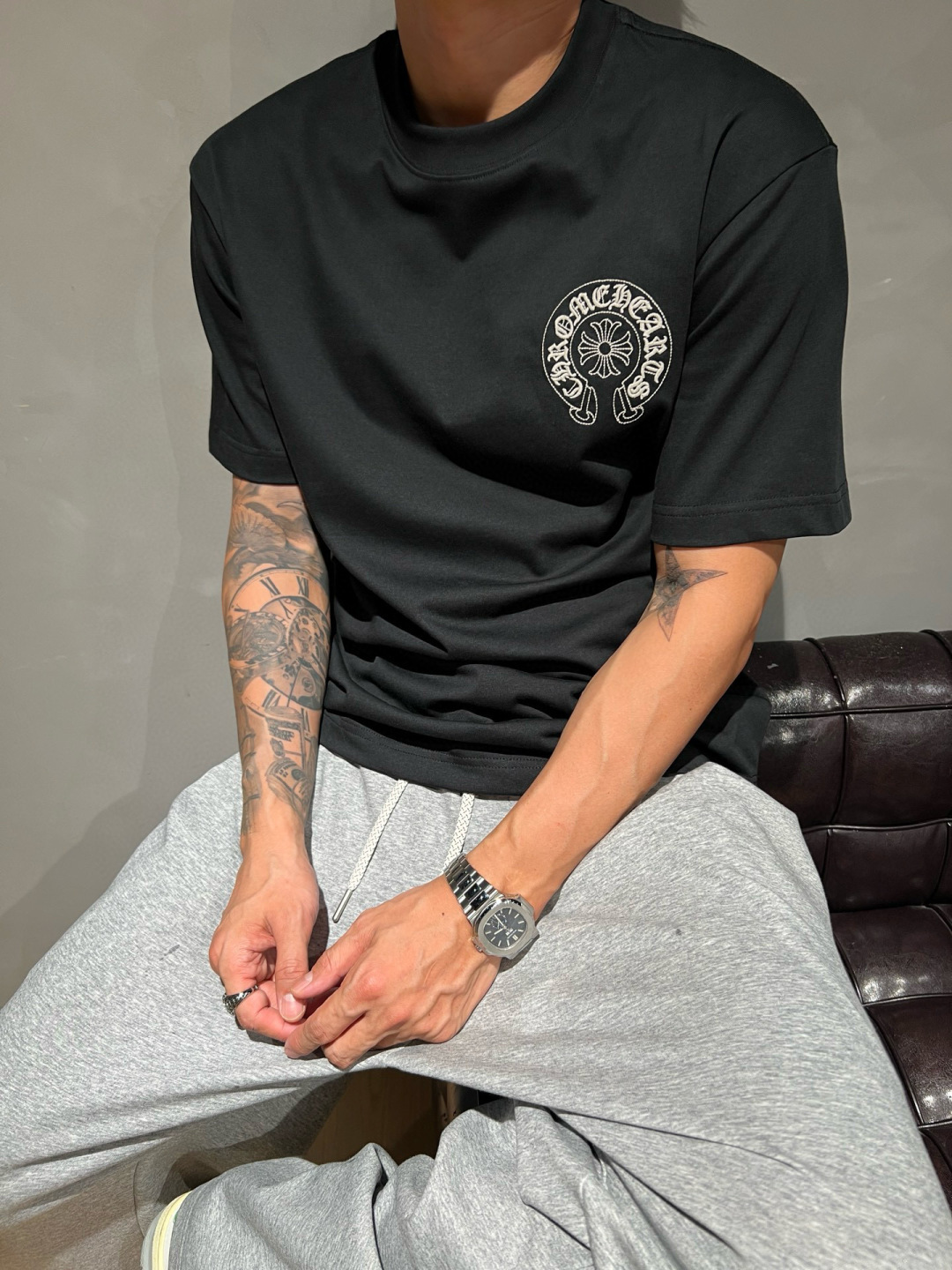  
克罗家夏季新款T恤来咯😍！刺绣梵文logo大牌感十足，满满潮流感。纯棉面料，透气亲肤，宽松版型不挑身