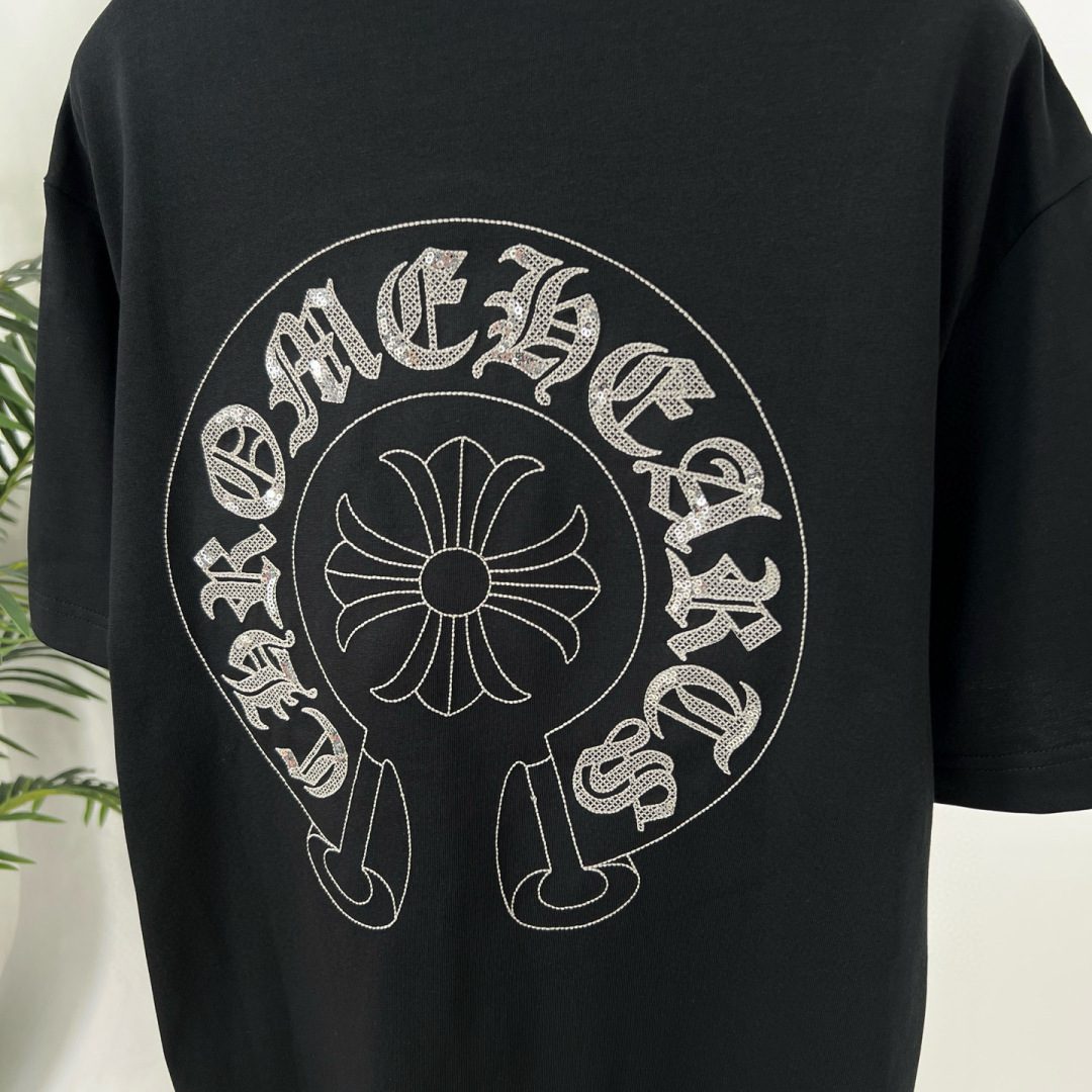  
克罗家夏季新款T恤来咯😍！刺绣梵文logo大牌感十足，满满潮流感。纯棉面料，透气亲肤，宽松版型不挑身