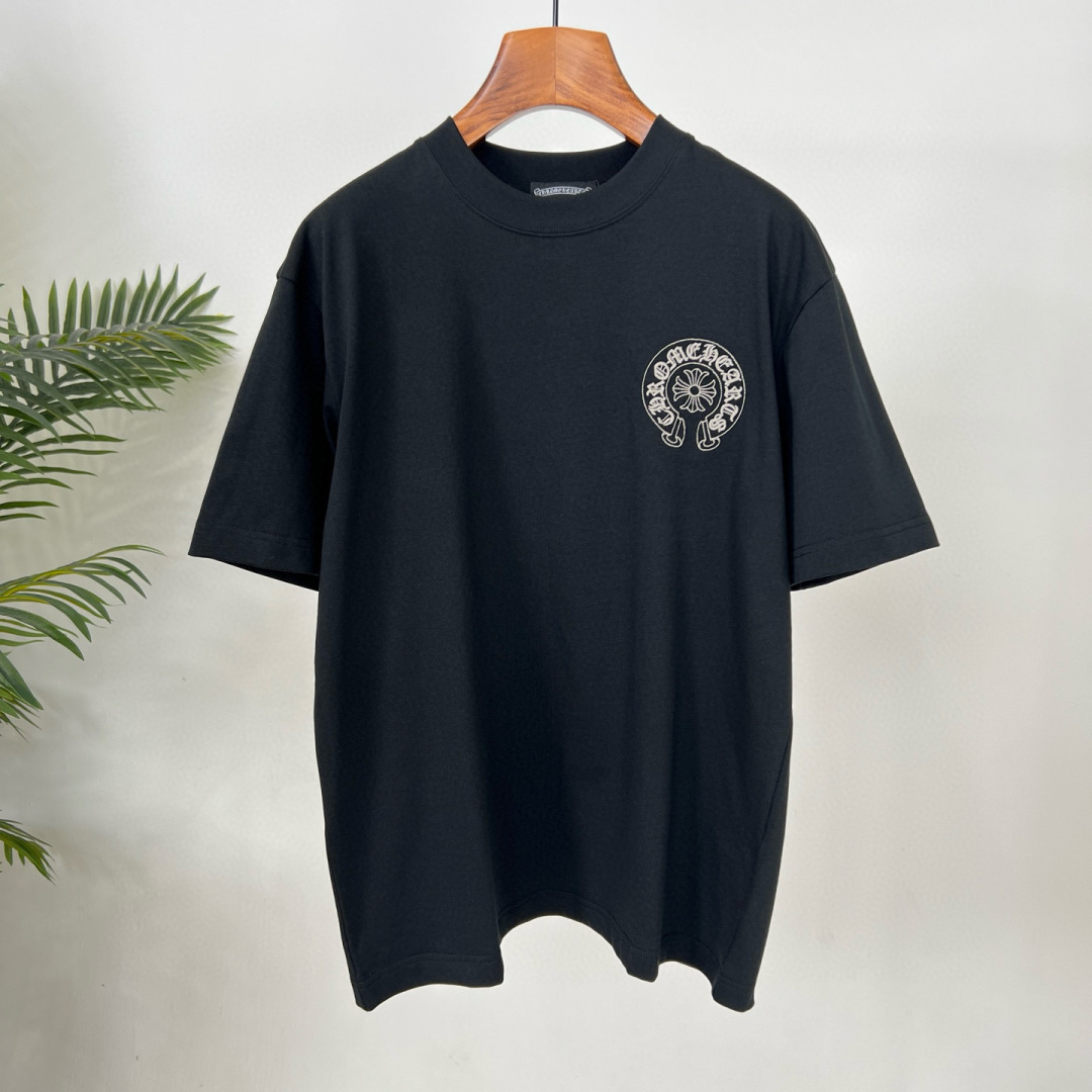  
克罗家夏季新款T恤来咯😍！刺绣梵文logo大牌感十足，满满潮流感。纯棉面料，透气亲肤，宽松版型不挑身