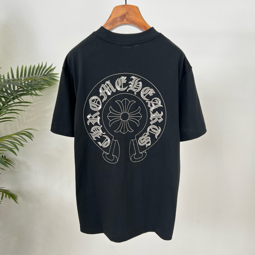  
克罗家夏季新款T恤来咯😍！刺绣梵文logo大牌感十足，满满潮流感。纯棉面料，透气亲肤，宽松版型不挑身