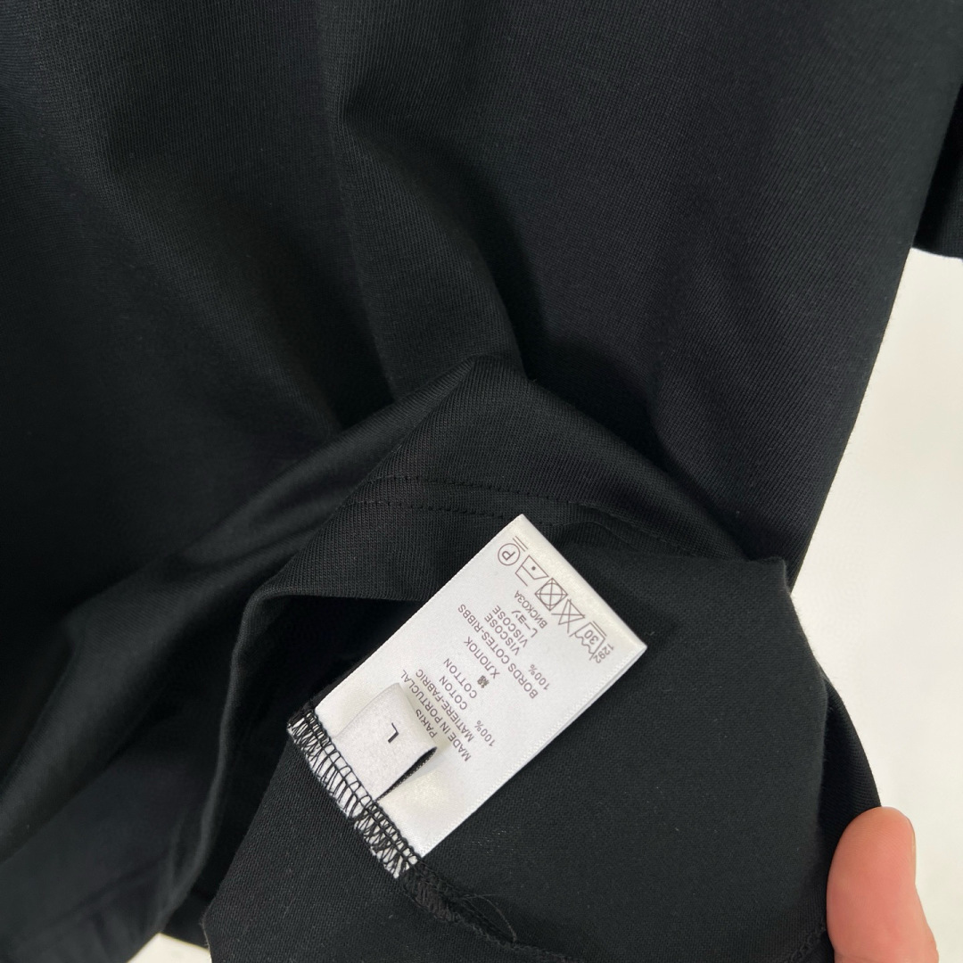  
克罗家夏季新款T恤来咯😍！刺绣梵文logo大牌感十足，满满潮流感。纯棉面料，透气亲肤，宽松版型不挑身