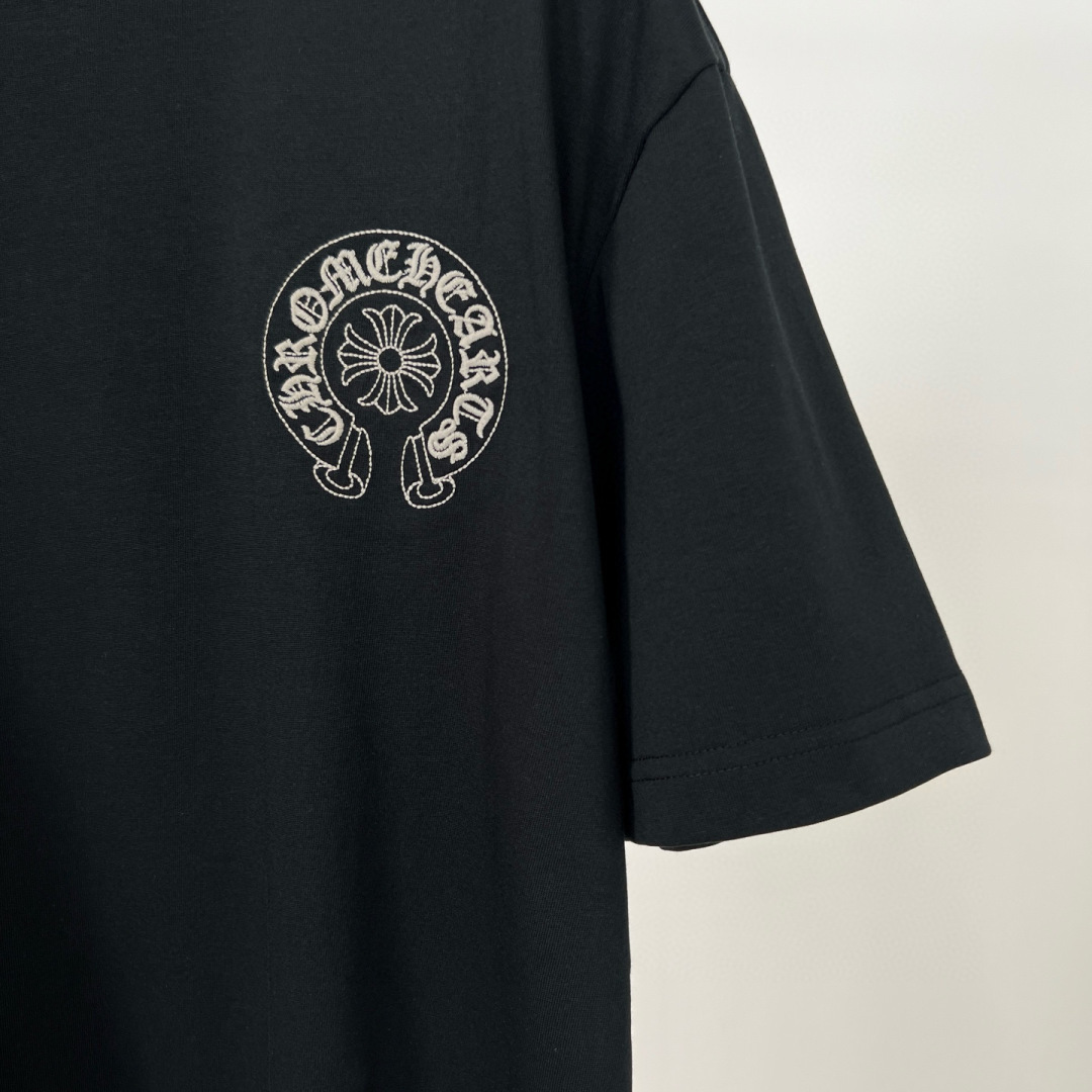  
克罗家夏季新款T恤来咯😍！刺绣梵文logo大牌感十足，满满潮流感。纯棉面料，透气亲肤，宽松版型不挑身