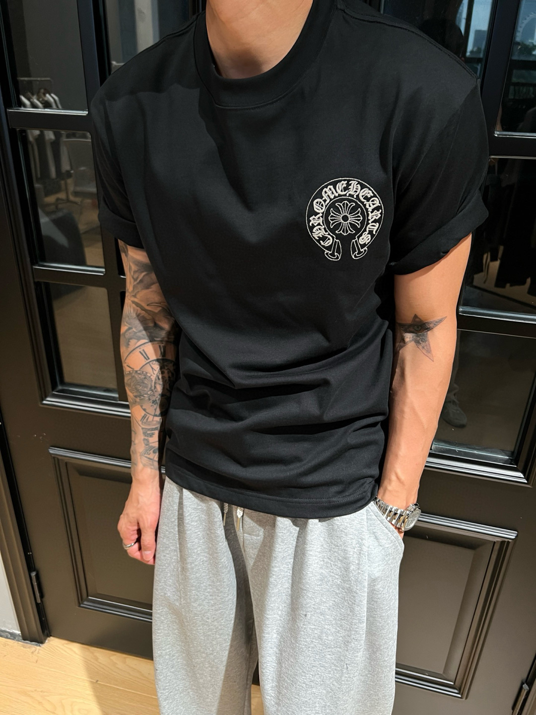  
克罗家夏季新款T恤来咯😍！刺绣梵文logo大牌感十足，满满潮流感。纯棉面料，透气亲肤，宽松版型不挑身