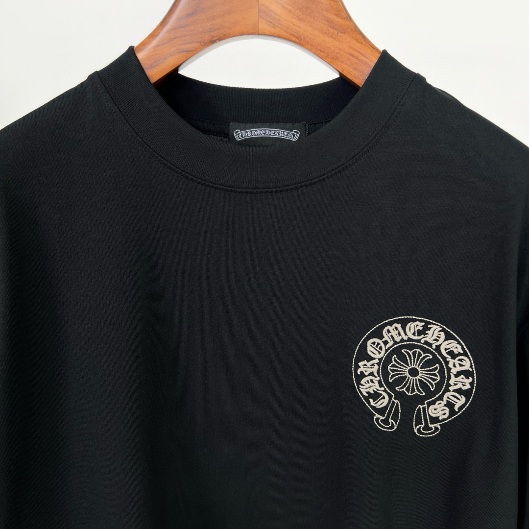  
克罗家夏季新款T恤来咯😍！刺绣梵文logo大牌感十足，满满潮流感。纯棉面料，透气亲肤，宽松版型不挑身