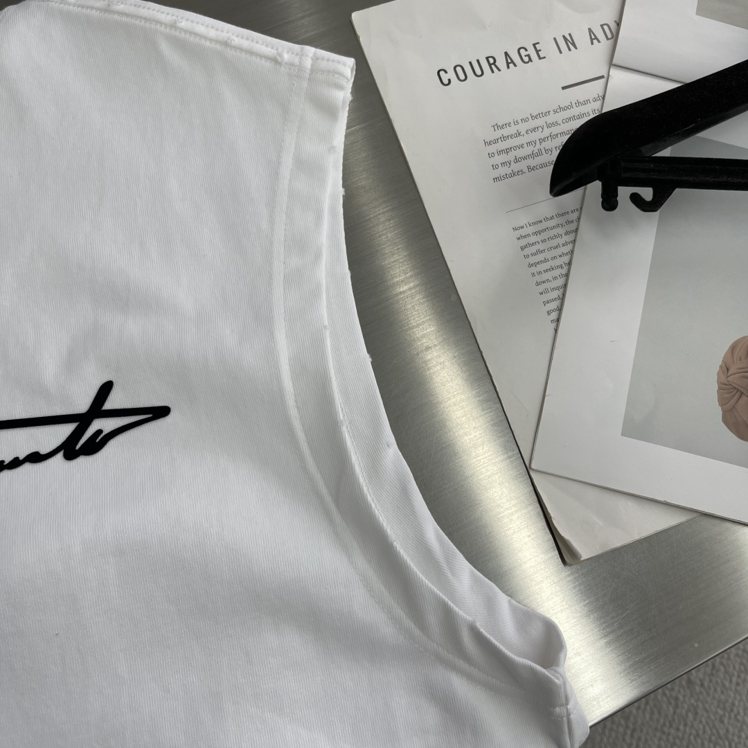 
Y-3 25SS Yamamoto山本耀司宽松无袖背心，高端版本，采用重磅双纱精梳棉材质，柔软的面料触