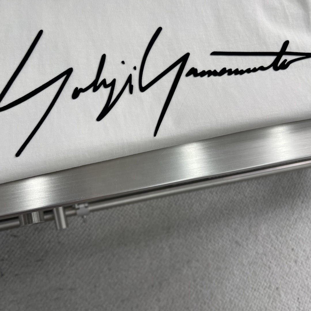 
Y-3 25SS Yamamoto山本耀司宽松无袖背心，高端版本，采用重磅双纱精梳棉材质，柔软的面料触