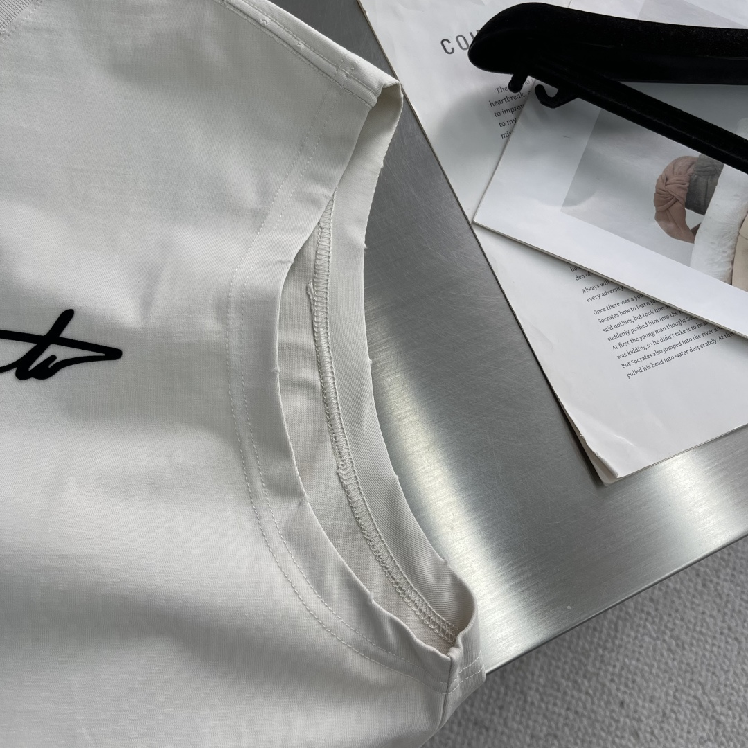 
Y-3 25SS Yamamoto山本耀司宽松无袖背心，高端版本，采用重磅双纱精梳棉材质，柔软的面料触