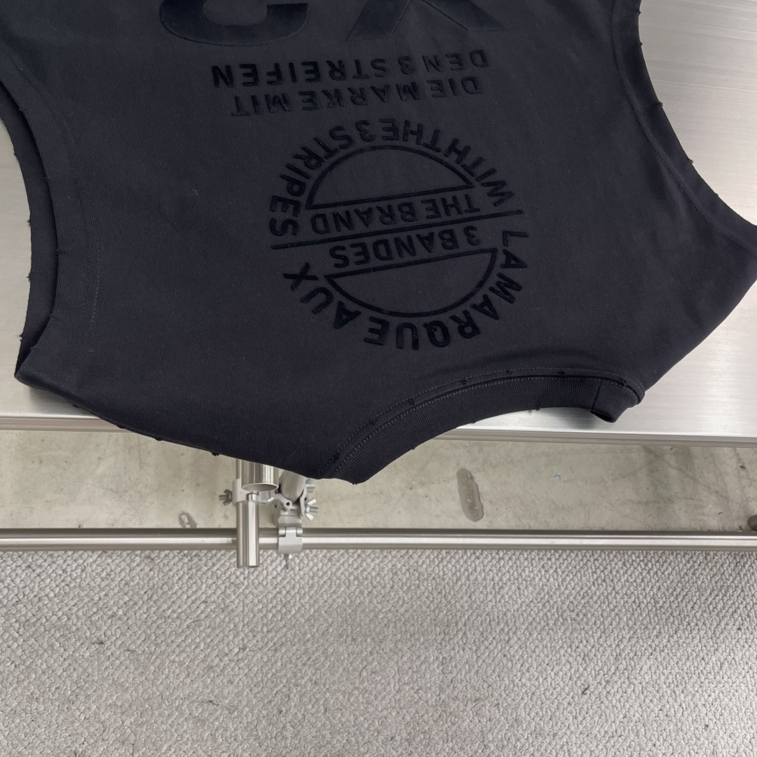 
Y-3 25SS Yamamoto山本耀司宽松无袖背心，高端版本，采用重磅双纱精梳棉材质，柔软的面料触