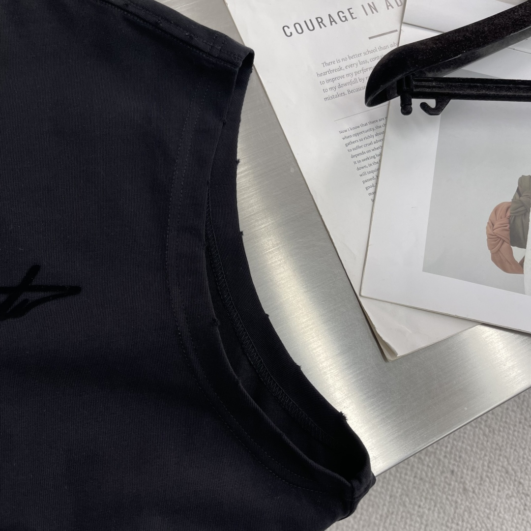 
Y-3 25SS Yamamoto山本耀司宽松无袖背心，高端版本，采用重磅双纱精梳棉材质，柔软的面料触