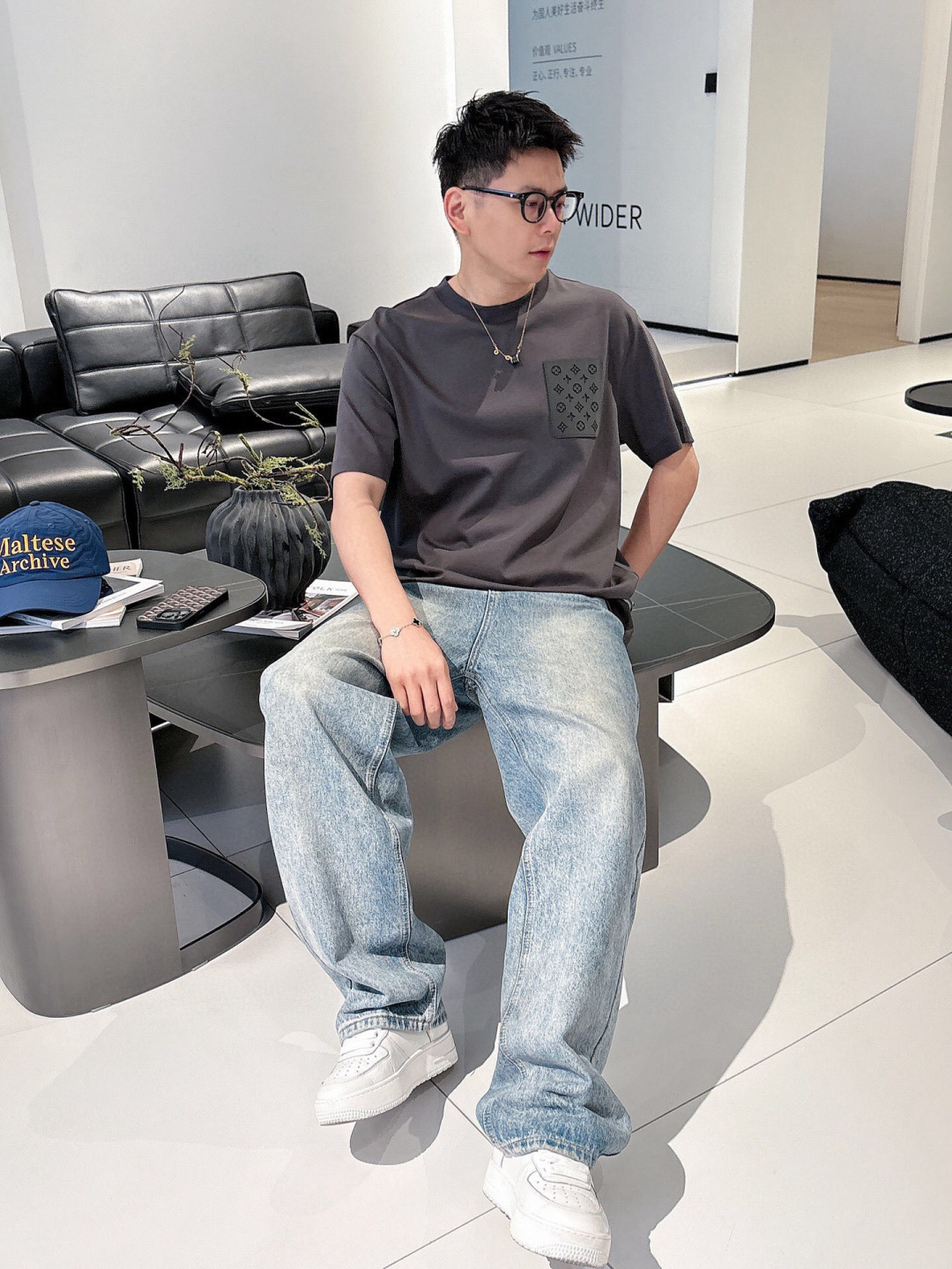 
2025春夏系列
🔥🔥H8025🔥🔥
1.颜色：黑色 白色 石磨灰 金铜色
2.尺码M-5XL
3.版