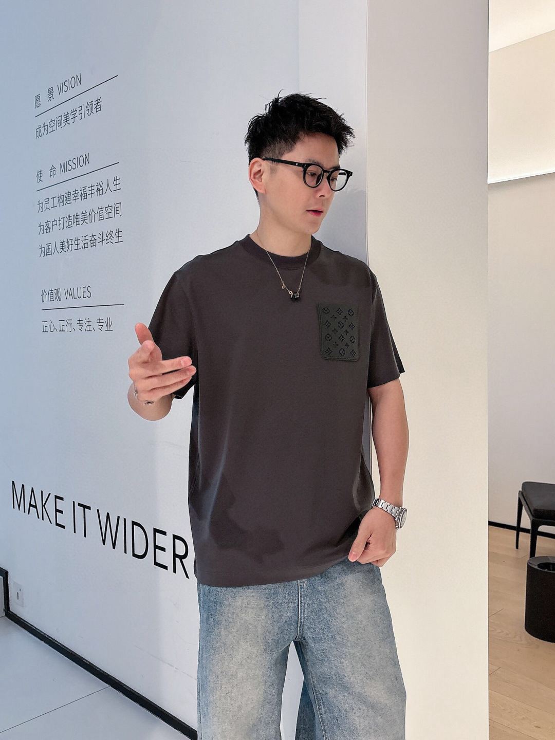 
2025春夏系列
🔥🔥H8025🔥🔥
1.颜色：黑色 白色 石磨灰 金铜色
2.尺码M-5XL
3.版