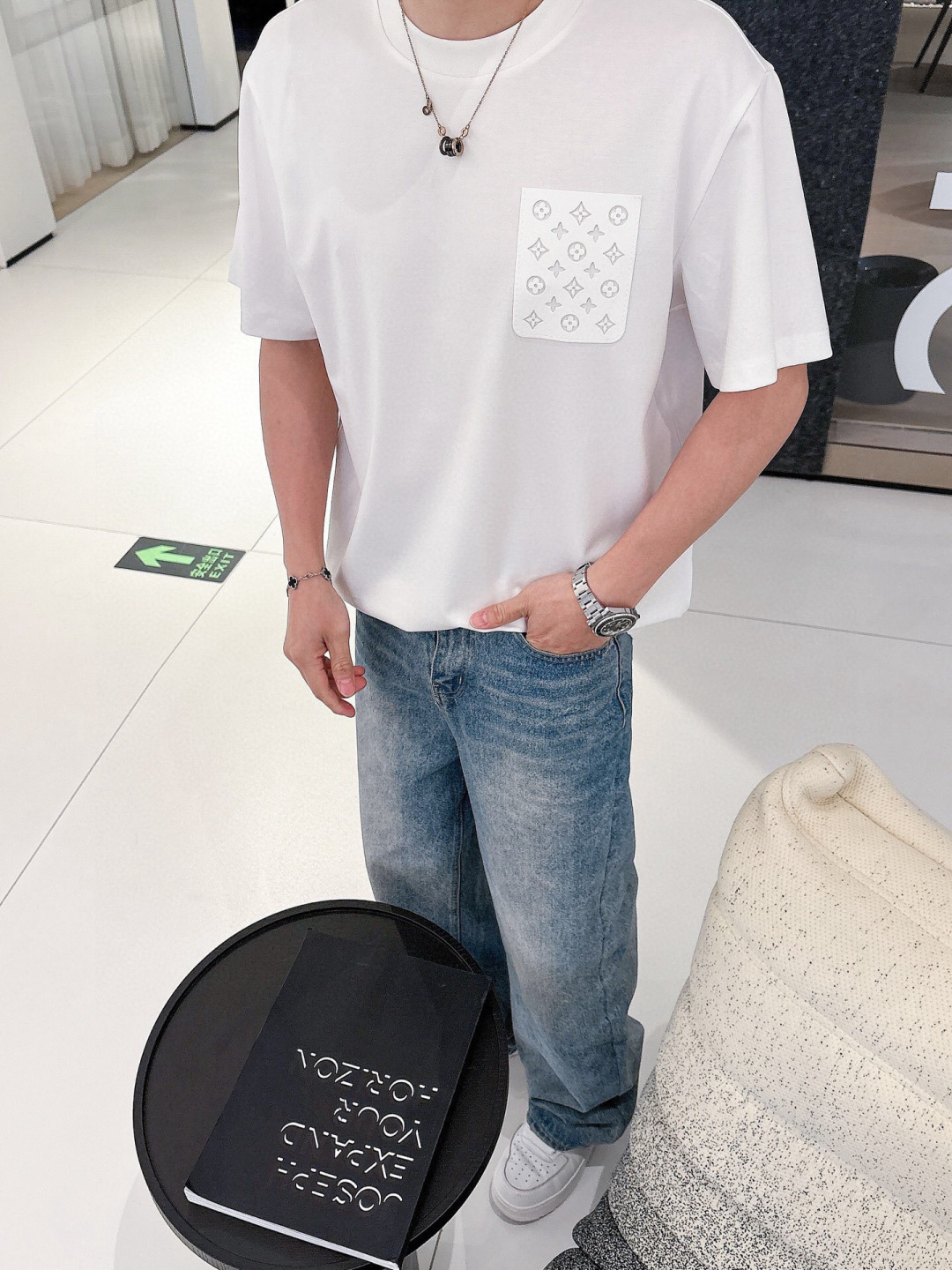 
2025春夏系列
🔥🔥H8025🔥🔥
1.颜色：黑色 白色 石磨灰 金铜色
2.尺码M-5XL
3.版