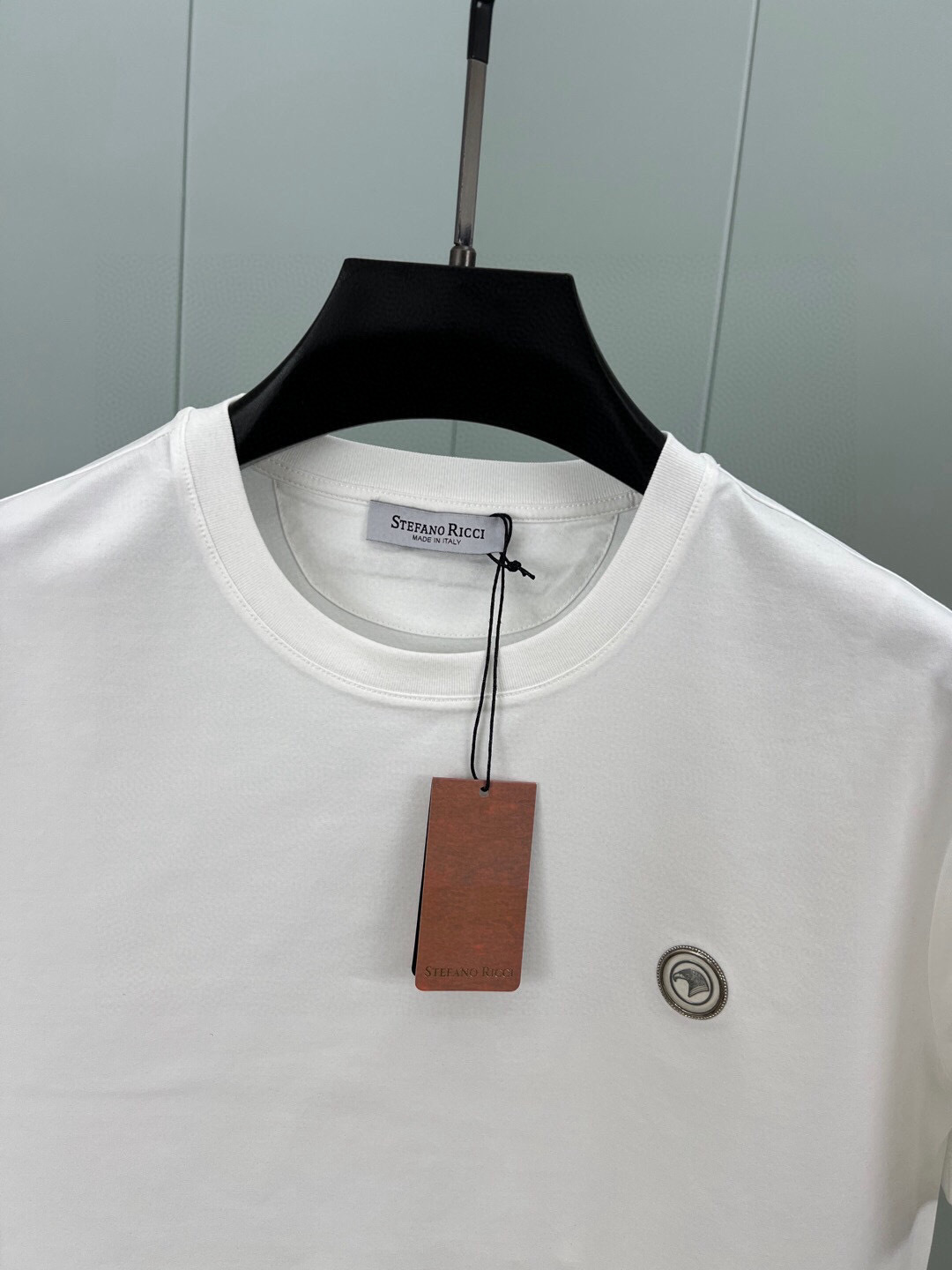 
Stefano Ricci·史蒂芬 25春夏新品金属鹰头小标短袖T恤，胸前饰有精致鹰头金属标识+后背及