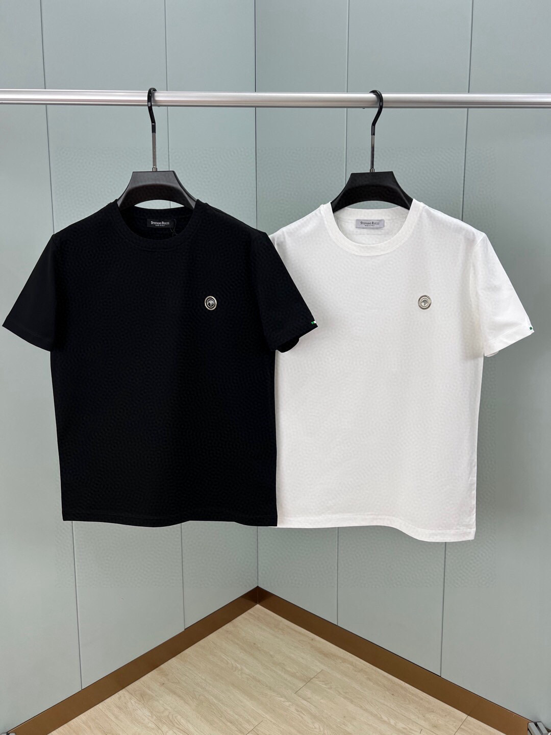 
Stefano Ricci·史蒂芬 25春夏新品金属鹰头小标短袖T恤，胸前饰有精致鹰头金属标识+后背及